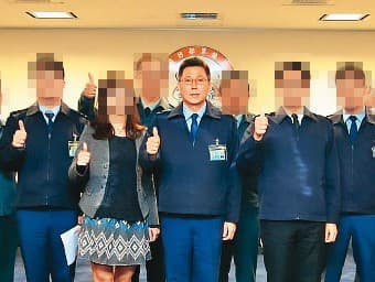 少將張大偉感情生活豐富，他在軍中的女下屬（左2）也遭檢調追查是否協助暗藏贓款。（軍聞社）