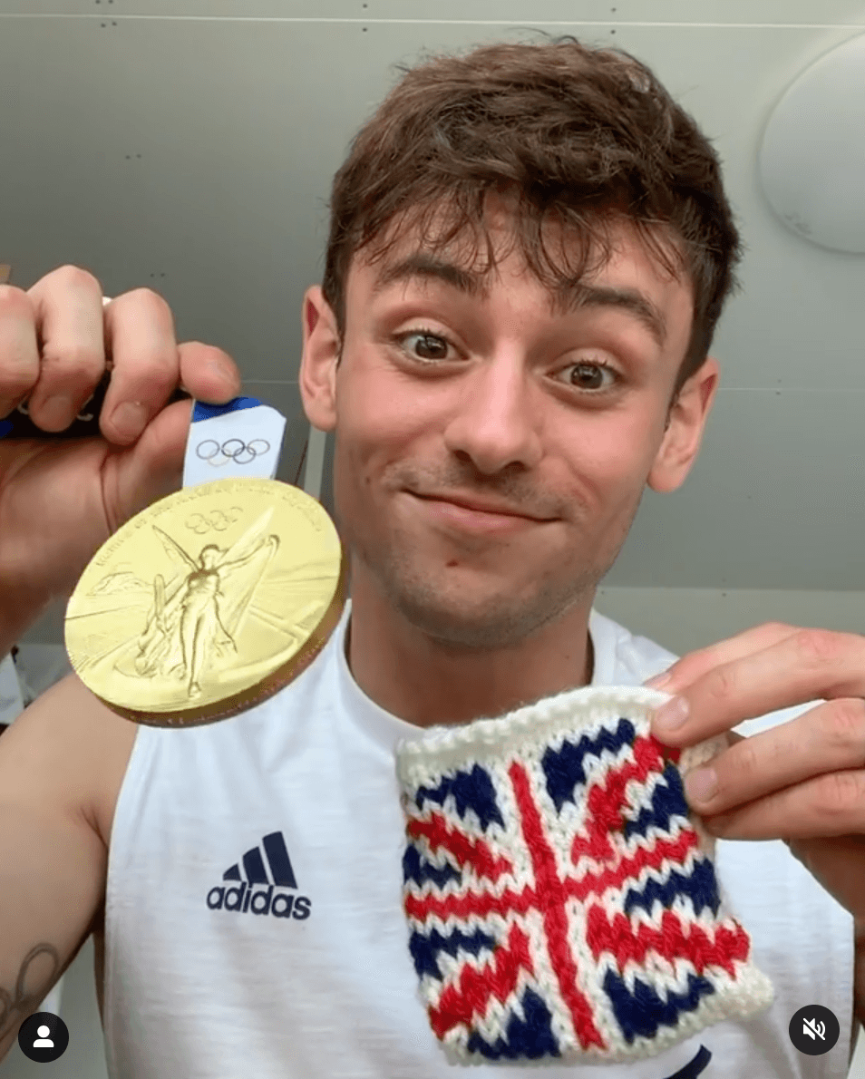 Tom Daley為自己新拿到手的金牌，編織了一個英國國旗保護袋。（翻攝自IG）