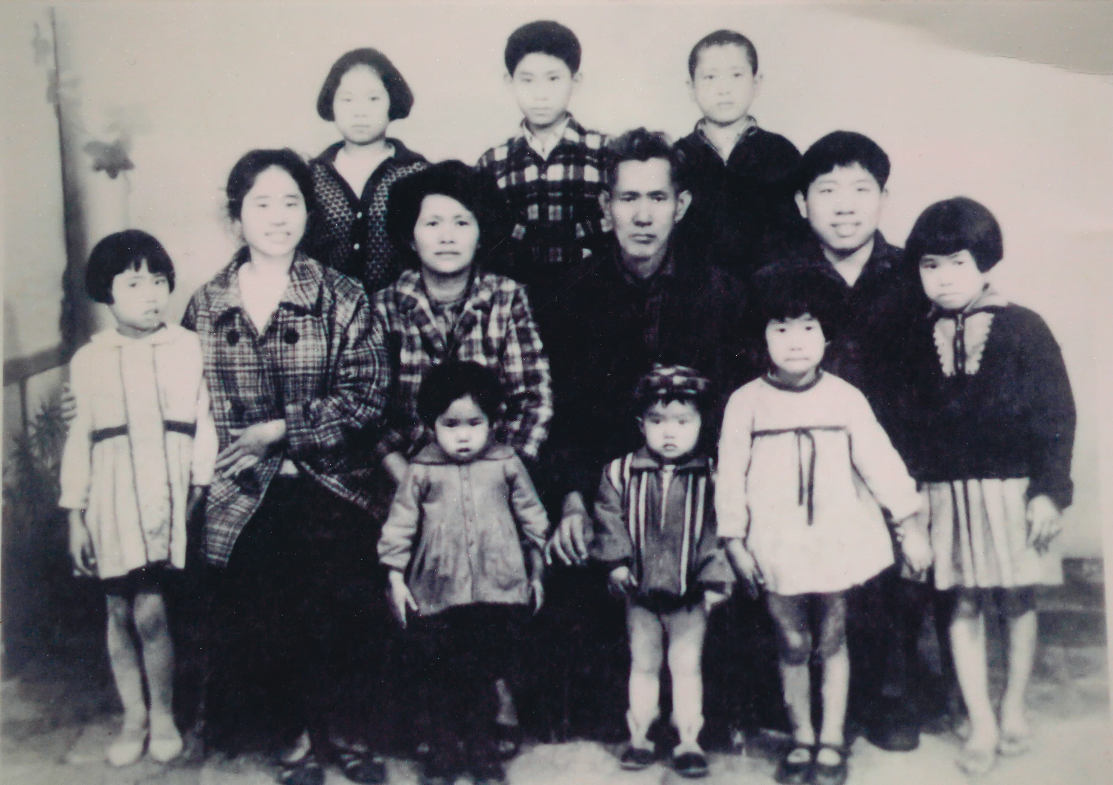 Ye Jin-fu（middle of the back row）brought along a childhood family photo to meet his benefactor, Lin Dou.（Courtesy of Ye Jin-fu）