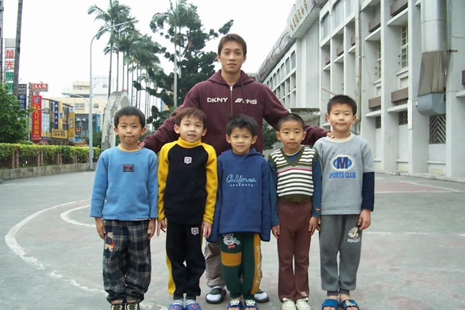 導演林育賢紀錄了公正國小體操隊的訓練過程。後為教練林育信、左一為李智凱、右二為黃克強。（翻攝自林育賢臉書）