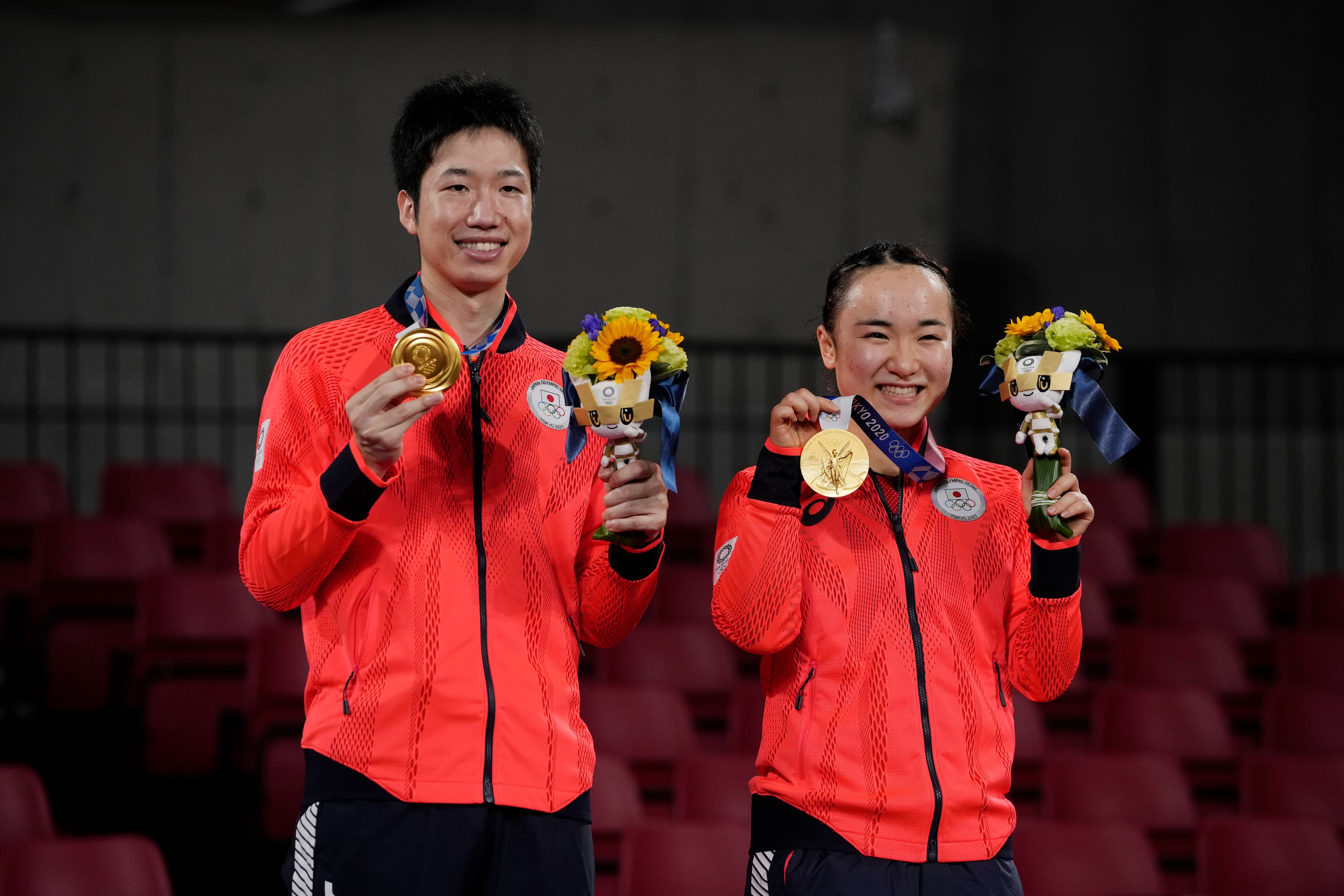 伊藤美誠和水谷隼搭擋桌球混雙，擊敗強敵中國隊，奪得日本首面桌球奧運金牌。（東方IC）
