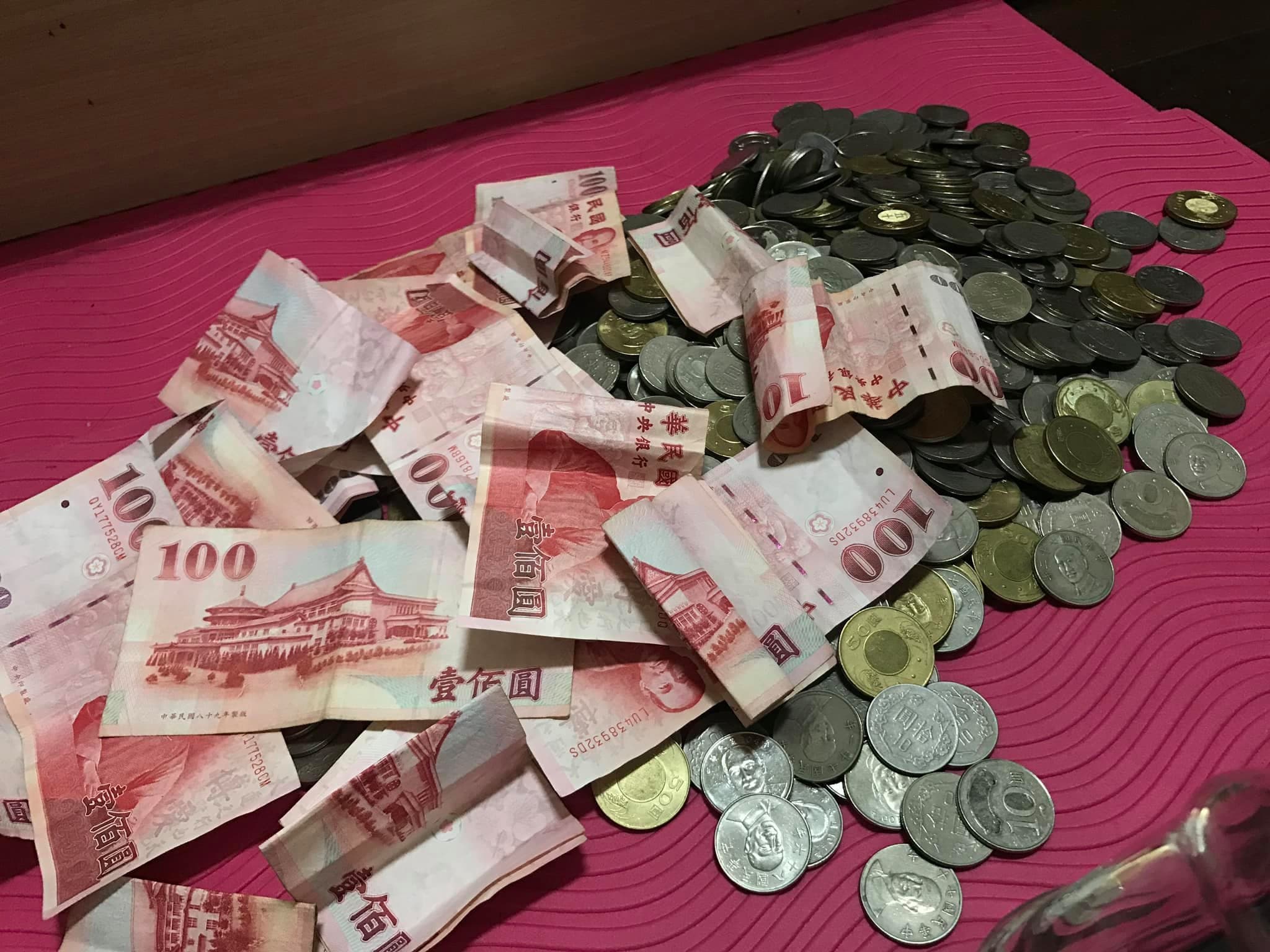 被老行員拒絕服務後，發文者乾脆拍下受理櫃臺檢舉。（翻攝自臉書社團「爆怨2公社」）