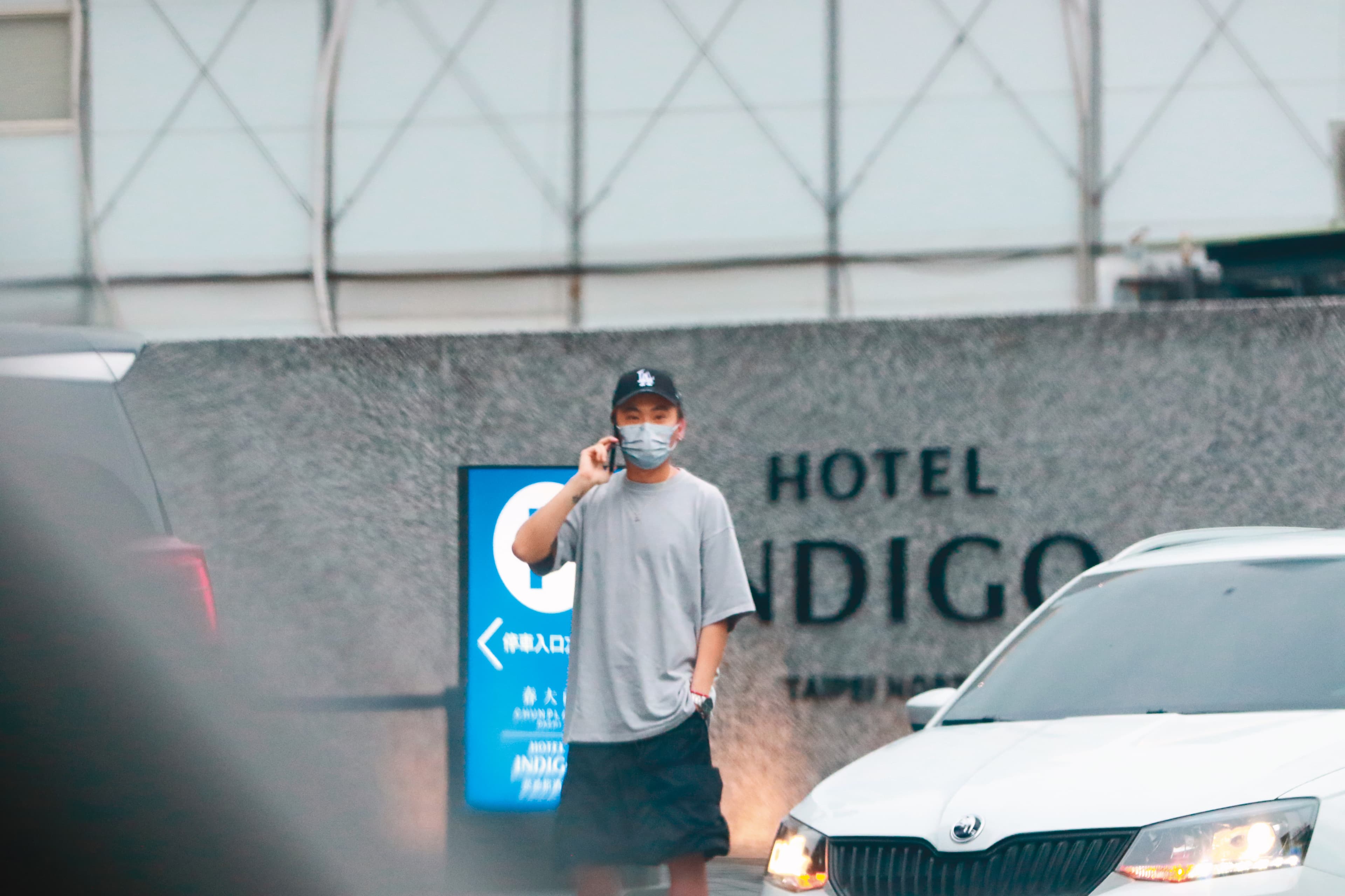 18：14　大牙老公阿廖師是羽球教練，也組了明星羽球隊，常與王齊麟、李洋兩人打球。