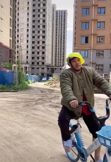 張尚武最近分享近況，表示自己的職業是建築工人。（翻攝張尚武微博）