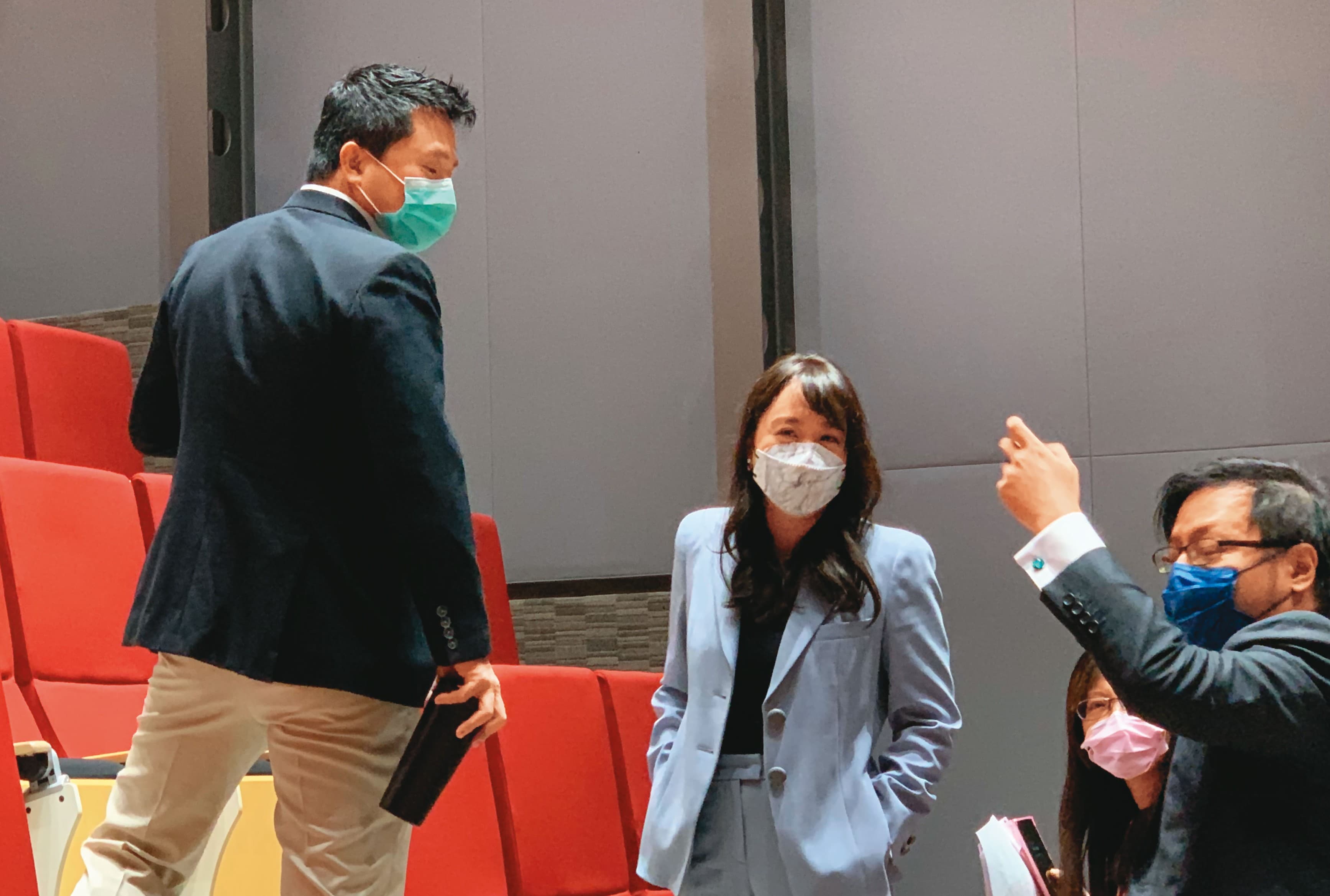 近來龍巖經營層大換血，目前由李凱莉（左2）與夫婿（左1）掌大權。