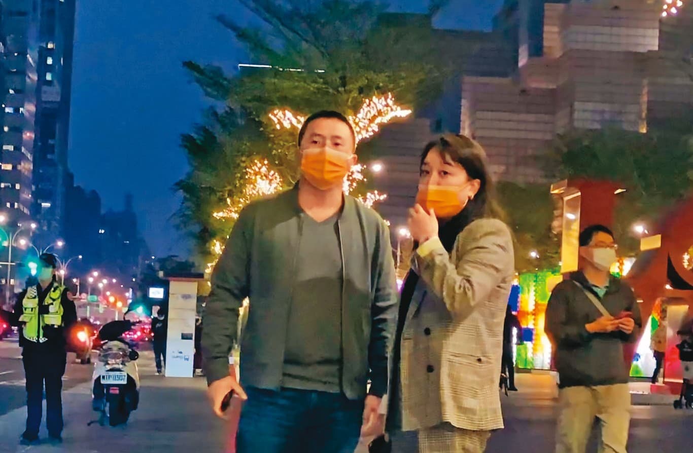 今年適逢龍巖董監改選，李凱莉（右1）與夫婿林孟叡（右2）雙雙進入董事會。