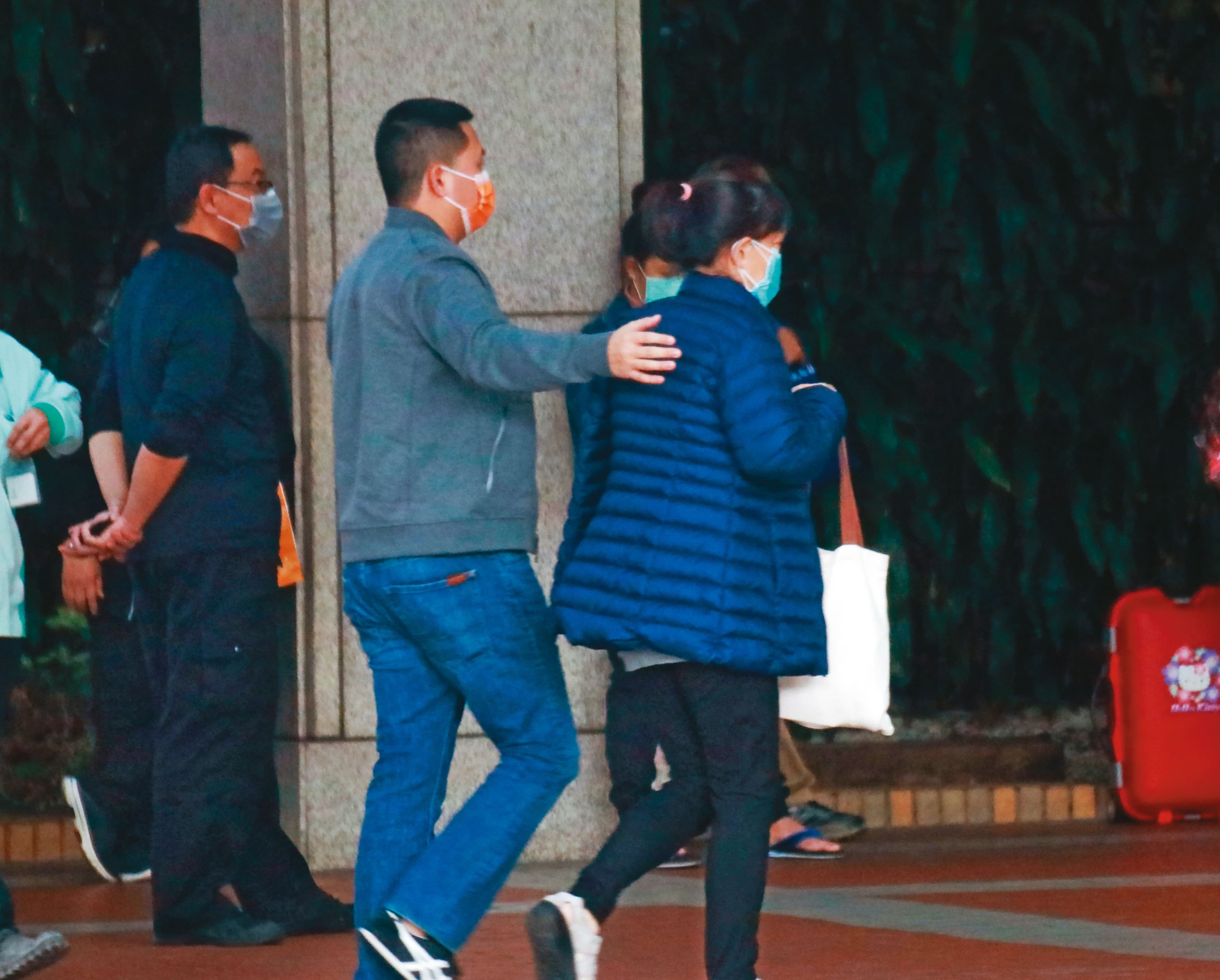 去年底李世聰身受病痛折磨，林孟叡（中）時常前往醫院探視，相當關心李家的狀況。