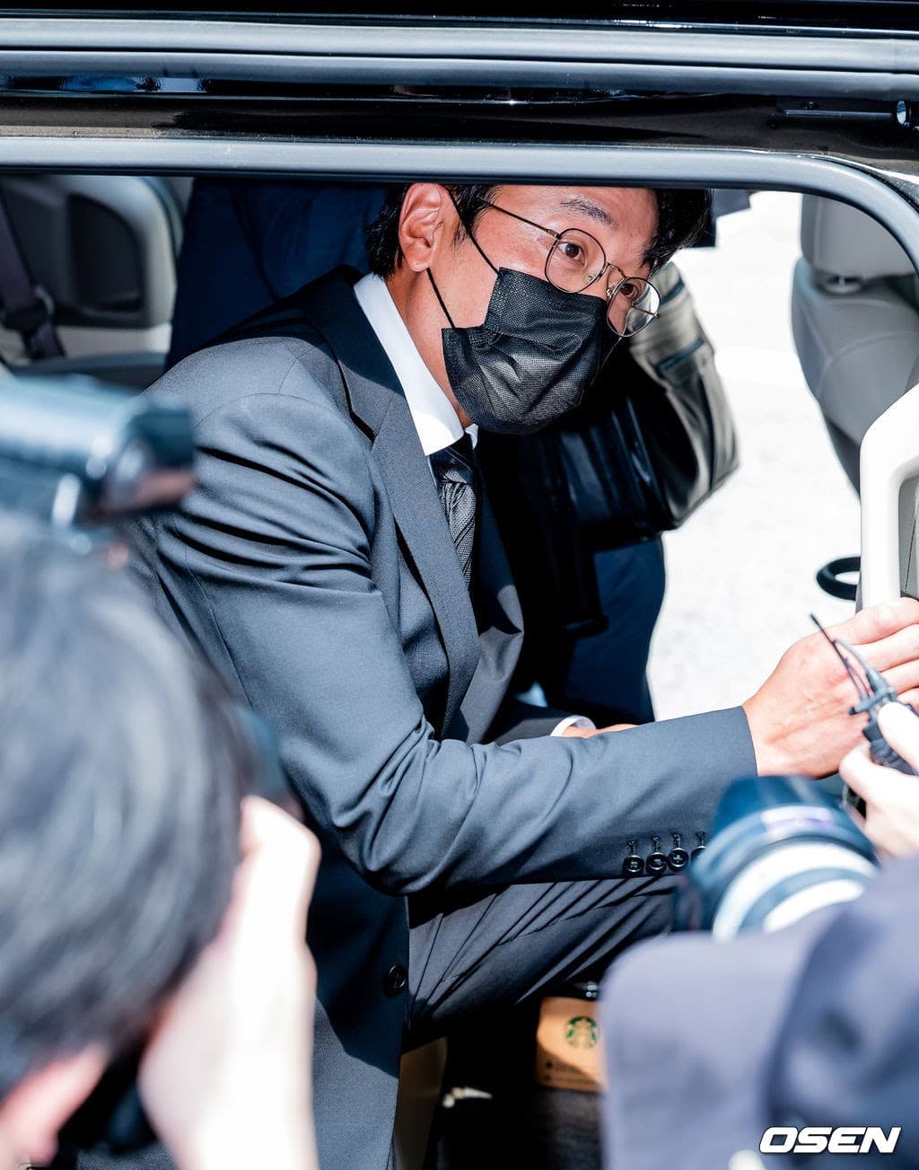 河正宇今僅簡短回應記者提問後便上保母車離開，法院下月才會作出宣判。（翻攝自OSEN）