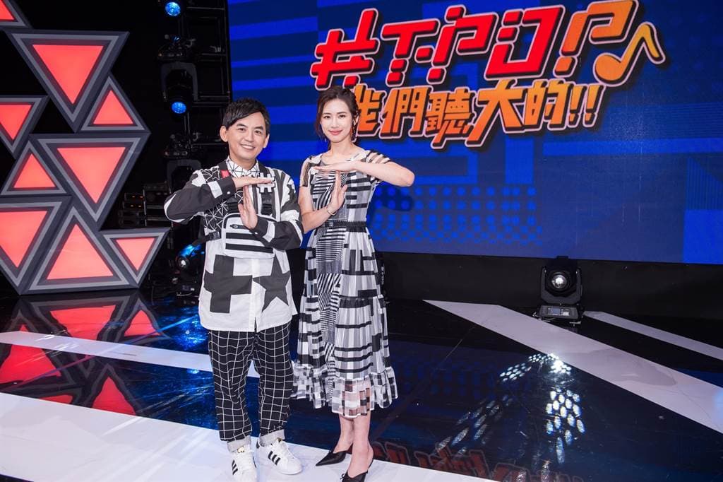 黃子佼（左）因疫情影響，睽違多時終於進棚錄影。（翻攝黃子佼臉書）