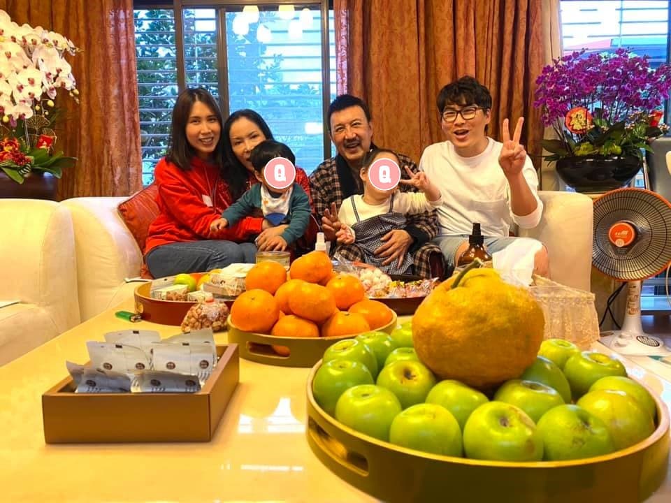 余苑綺（左）與Gary（右）婚後生下一雙兒女，大病前經常與余天夫婦享天倫。（翻攝余苑綺臉書）