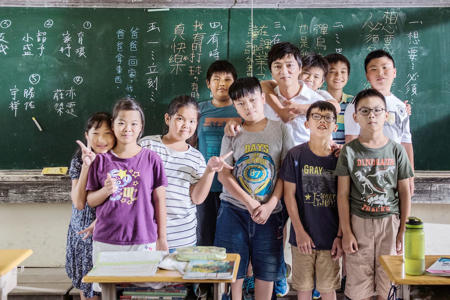 片中藍葦華在偏鄉小學當代課老師，與班上學生打成一片，他大讚這群孩子很聰明，但也很皮。（海鵬提供）