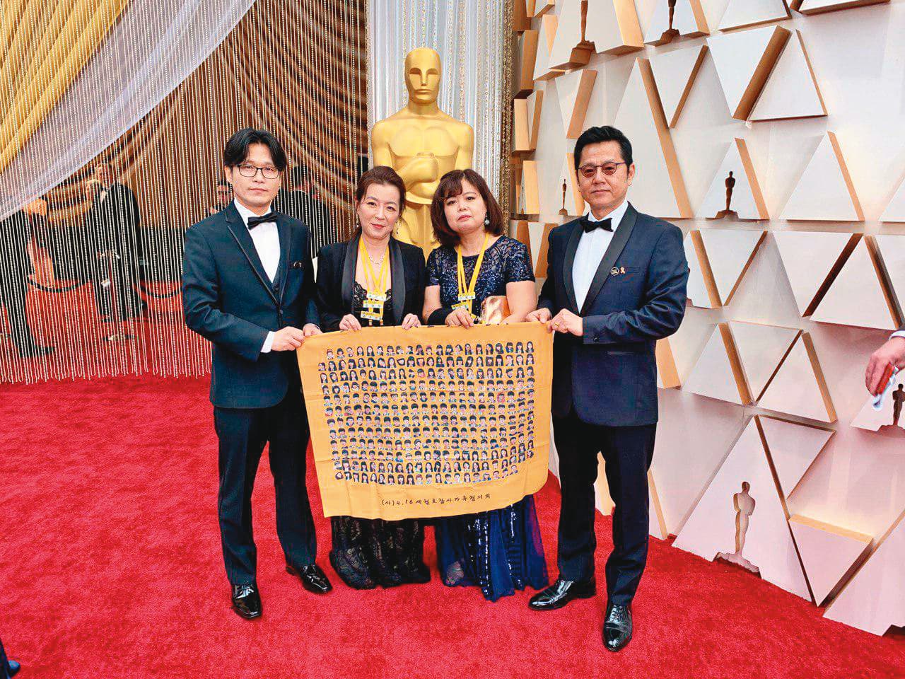 李承俊（左）去年以《正義仍缺席》入圍奧斯卡，與製片（右）及世越號罹難者家屬一起走紅毯。（李承俊提供）