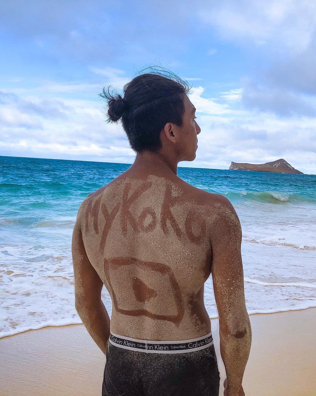 柯志達徜徉深海，不忘幫自己的YouTube頻道打廣告。（翻攝柯智達IG）