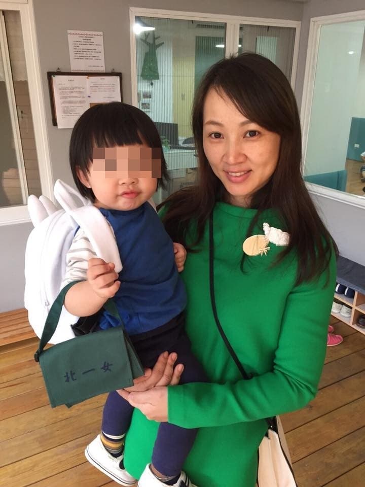 郁方藉著公益讓小孩學會惜福。(翻攝自郁方臉書)