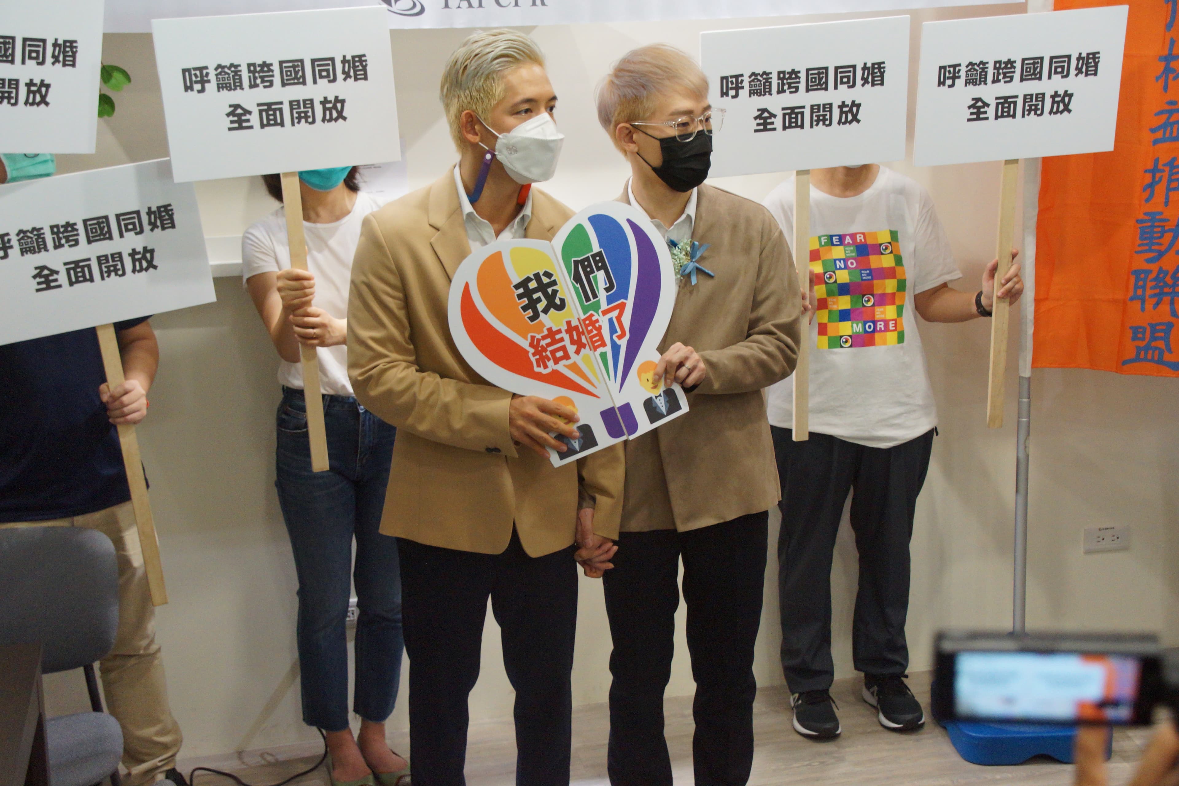 阿古與信奇在伴侶盟陪同下完成結婚登記，也希望其他跨國同性戀人能早日合法結婚。（伴侶盟提供）