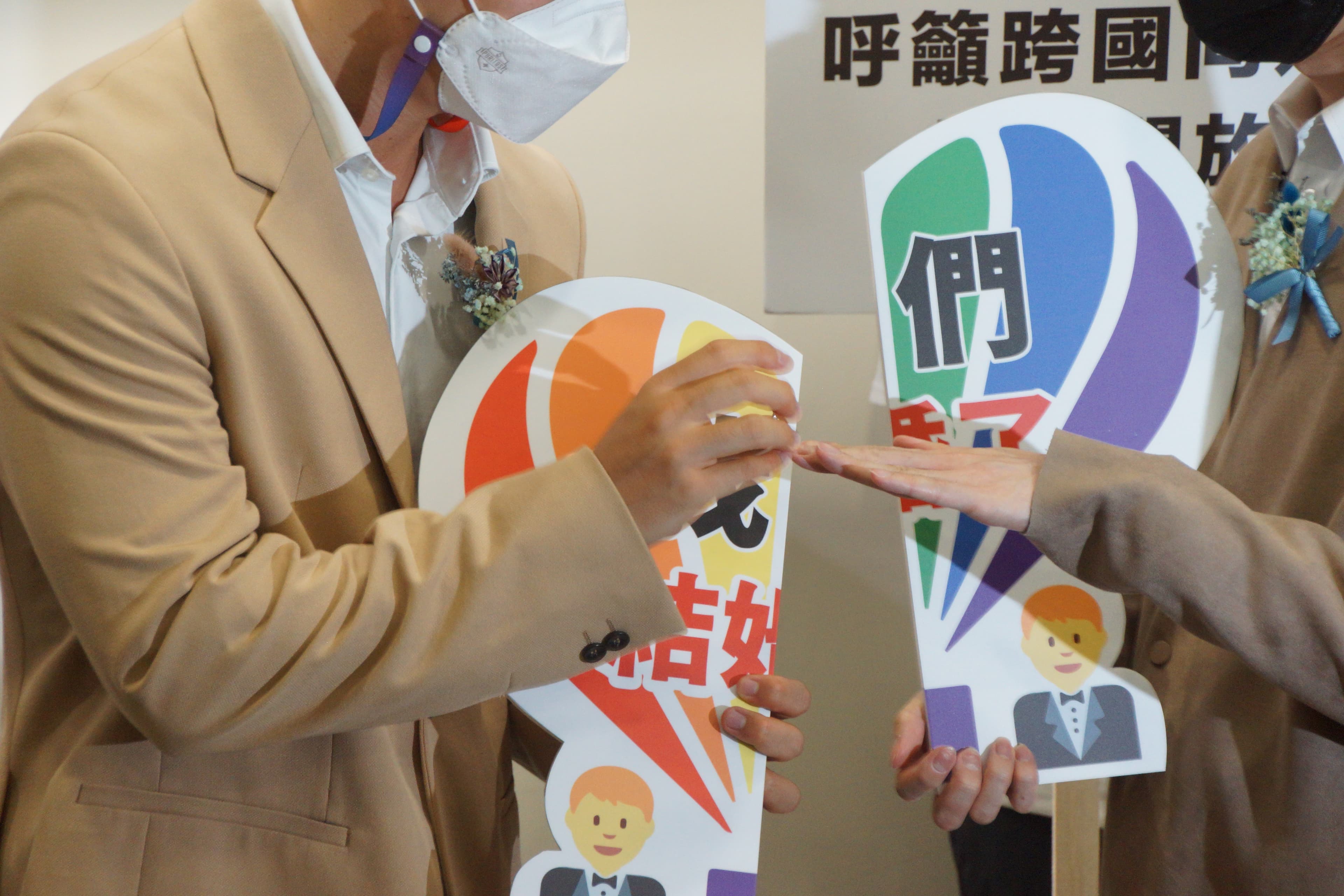 信奇與阿古本週五終於前往戶政事務所登記結婚，在眾人面前交換戒指。（伴侶盟提供）