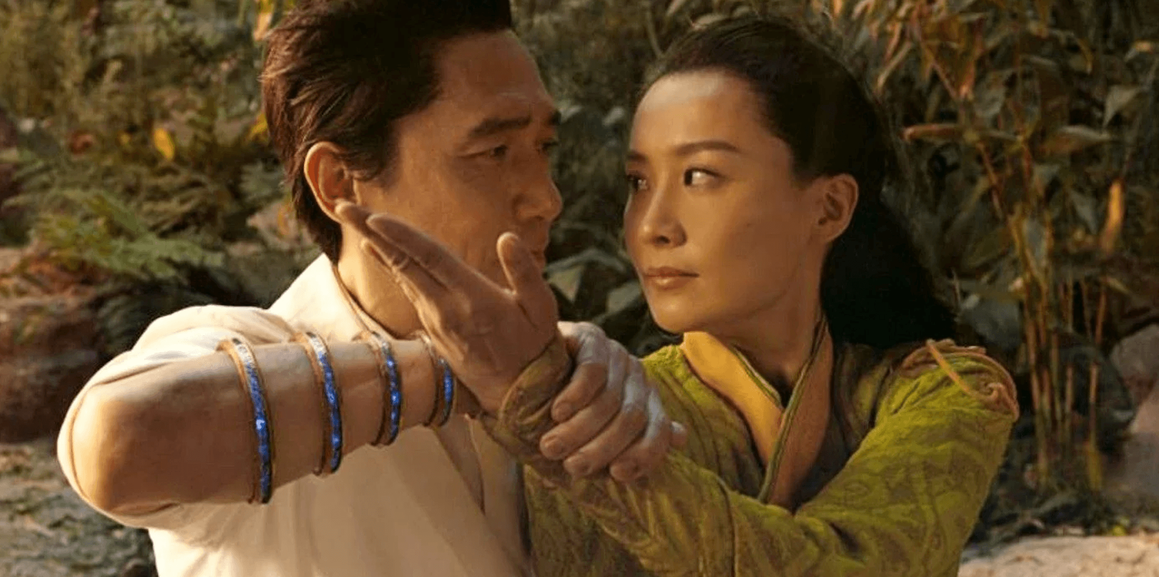 陳法拉（右）飾演尚氣的母親。（翻攝Marvel Studios）