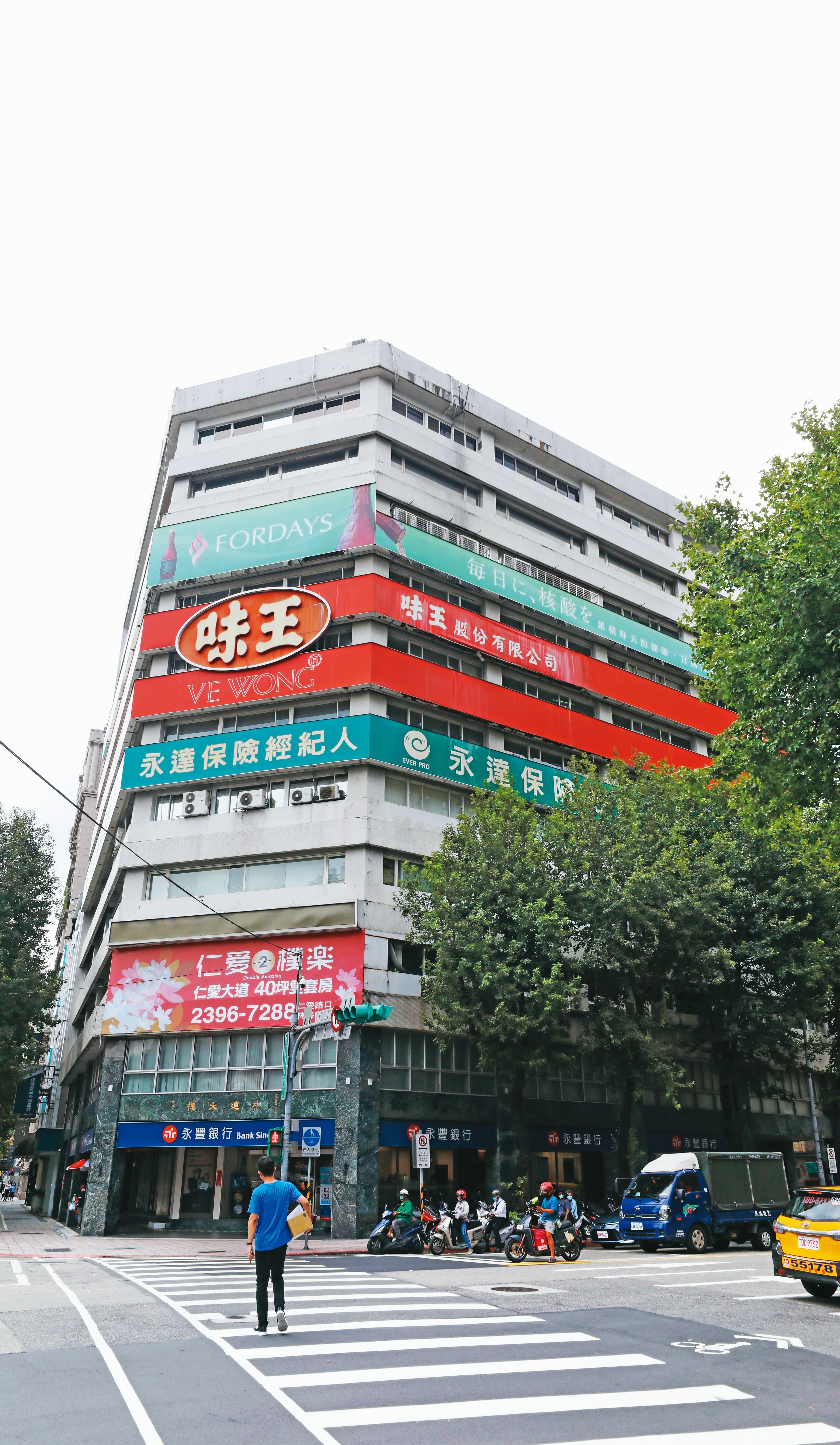 頴川建忠的千億元資產，由位在味王大樓裡面的大洋僑果等公司掌控。