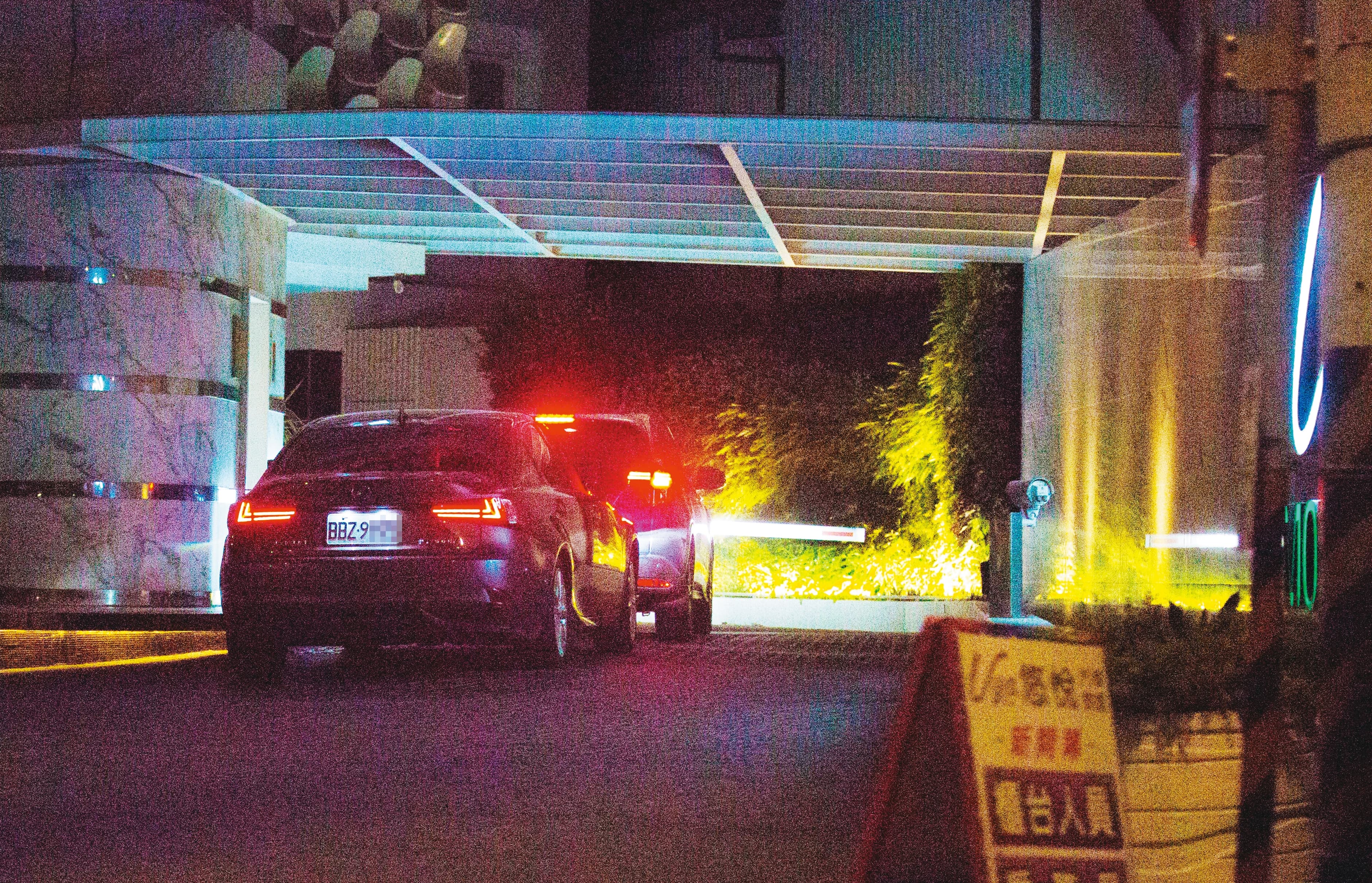 2020/10/30，21：09，蒲鶴章帶蘇女進摩鐵前，先到處亂繞，確定沒被跟監，才放心進入。
