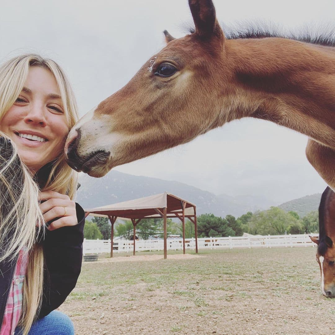 凱莉庫柯也是一位業餘的馬術好手。（翻攝Kaley Cuoco IG）