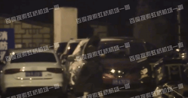 吳亦凡母親被拍到邊走路邊滑手機。（網路圖片）