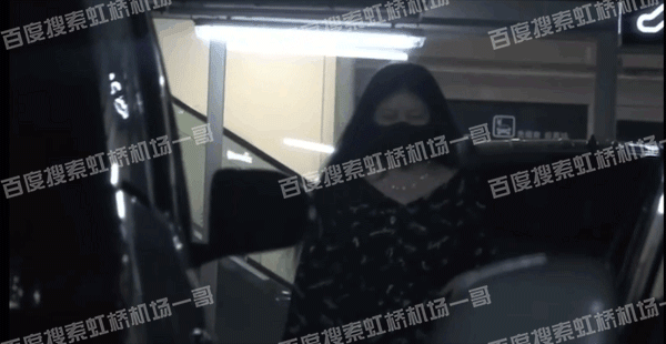 吳亦凡母親上車前的神情沉重。（網路圖片）