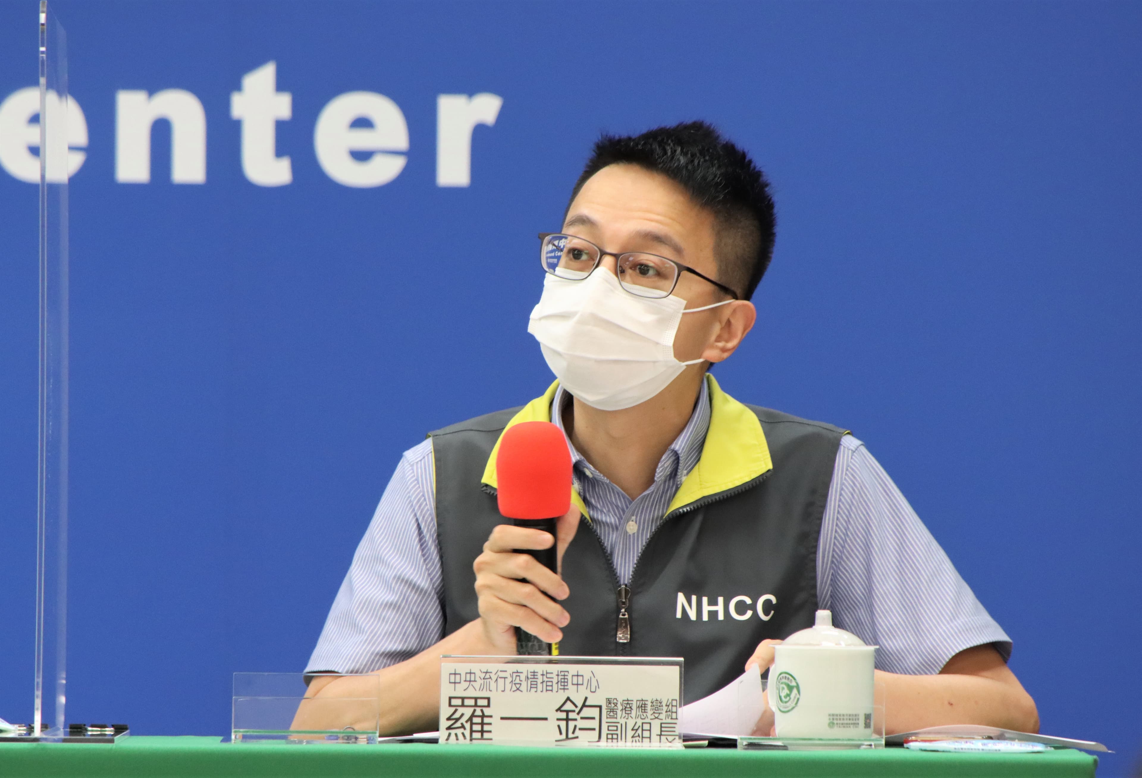 羅一鈞說明，染疫死亡的個案與境外移入接種疫苗情況。（指揮中心提供）