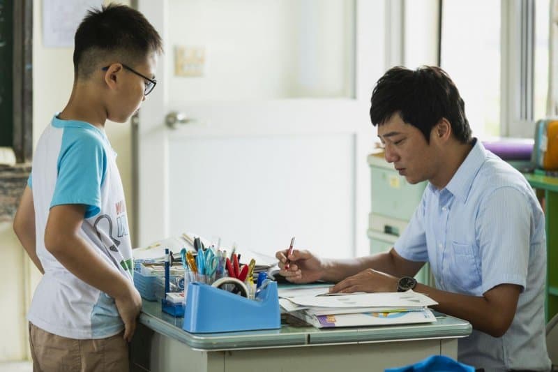 《期末考》代課老師林立宏面對少子化帶來的各種教育難題。（海鵬影業）