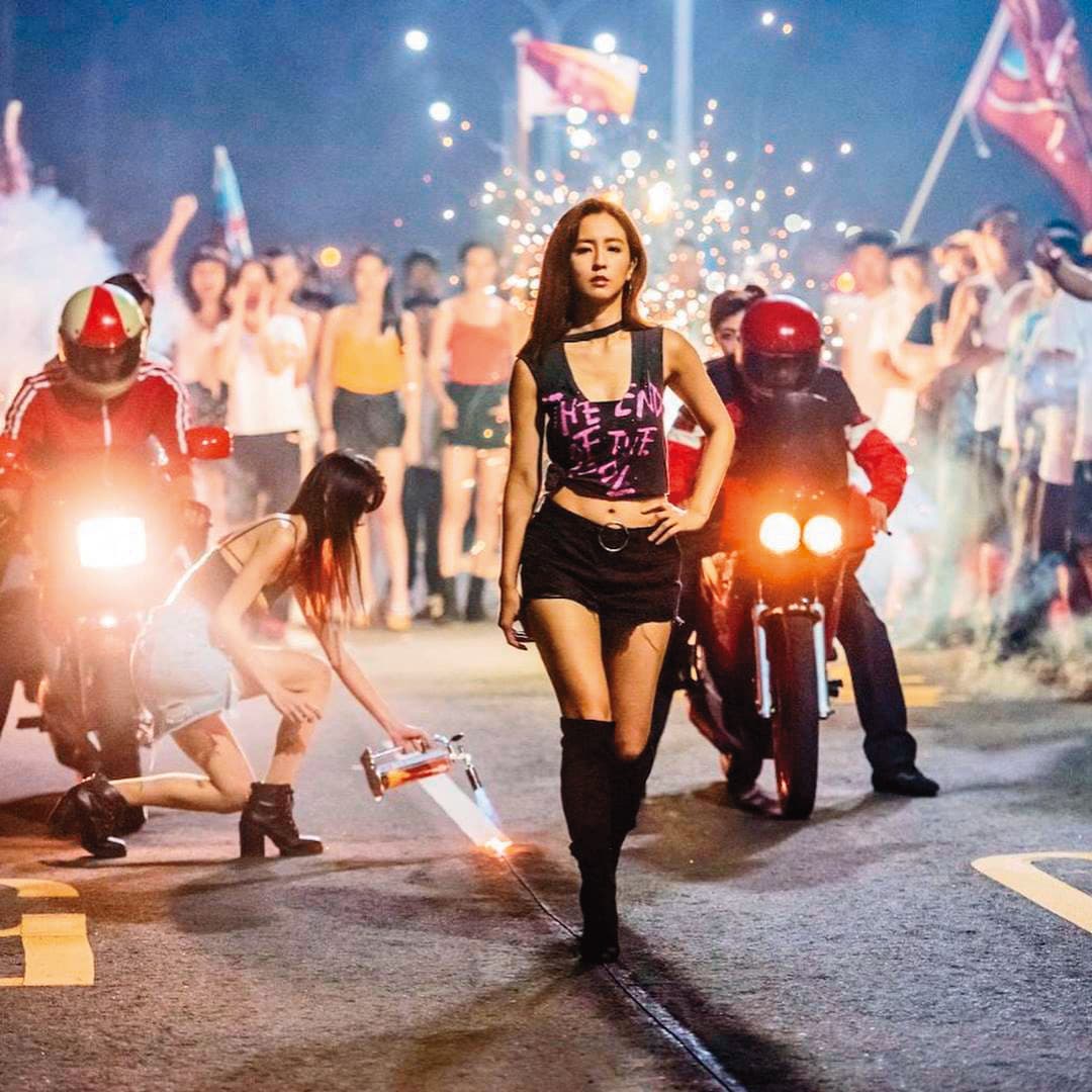 喜歡演戲的藍甯（左二）曾客串演出電影《鬥魚》，在周曉涵（前）身後點火，但戲分不多，僅有幾秒畫面。（翻攝自藍甯臉書）