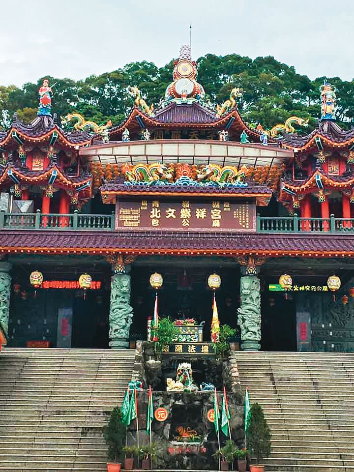 警方出發去宜蘭尋找屍體前，特別到包公廟（圖）拜拜，祈求神明協助破案。（翻攝林口包公廟臉書）