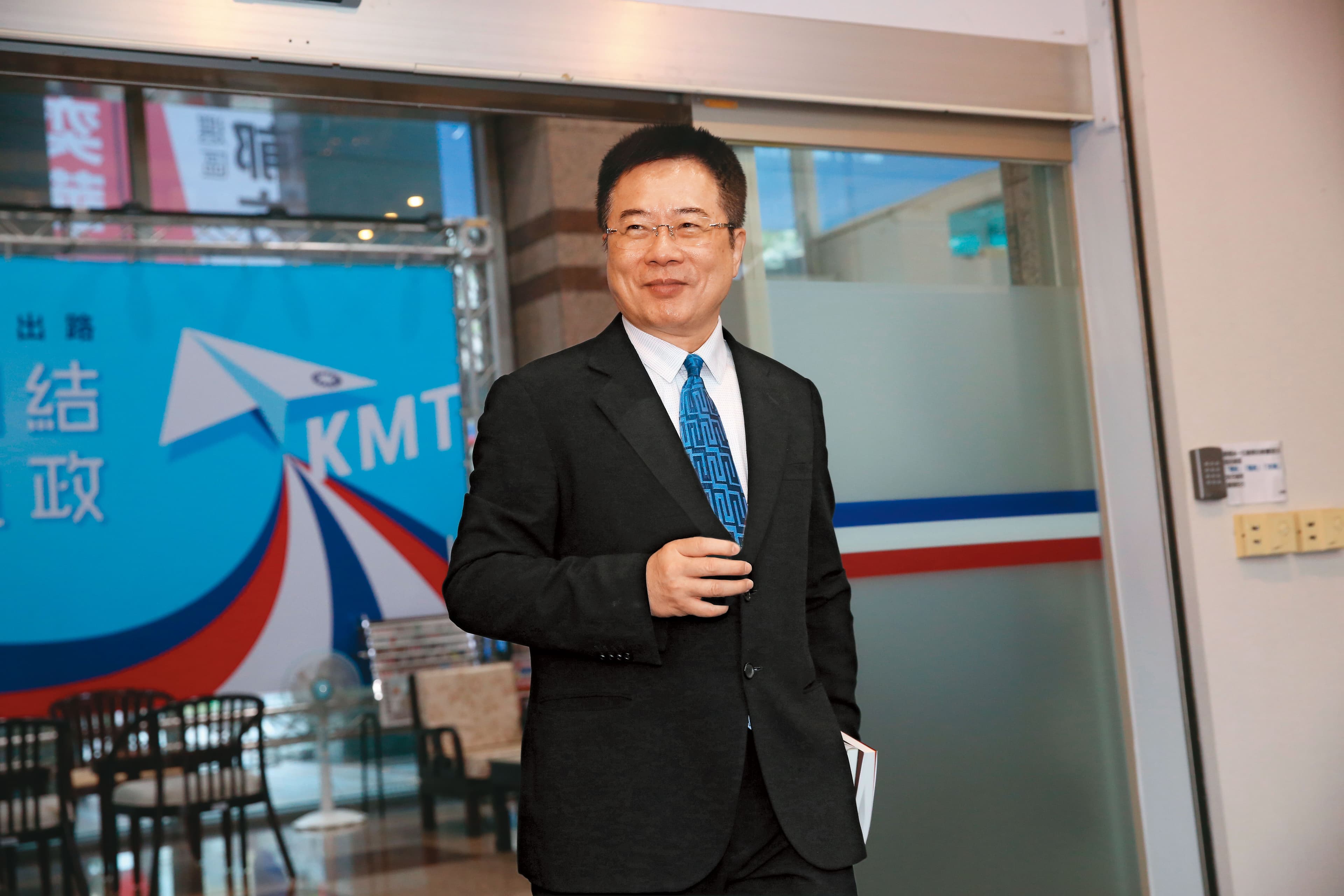2006年國民黨前立委蔡正元牽線找企業向國民黨買下中影，面臨遭索賠24億元。