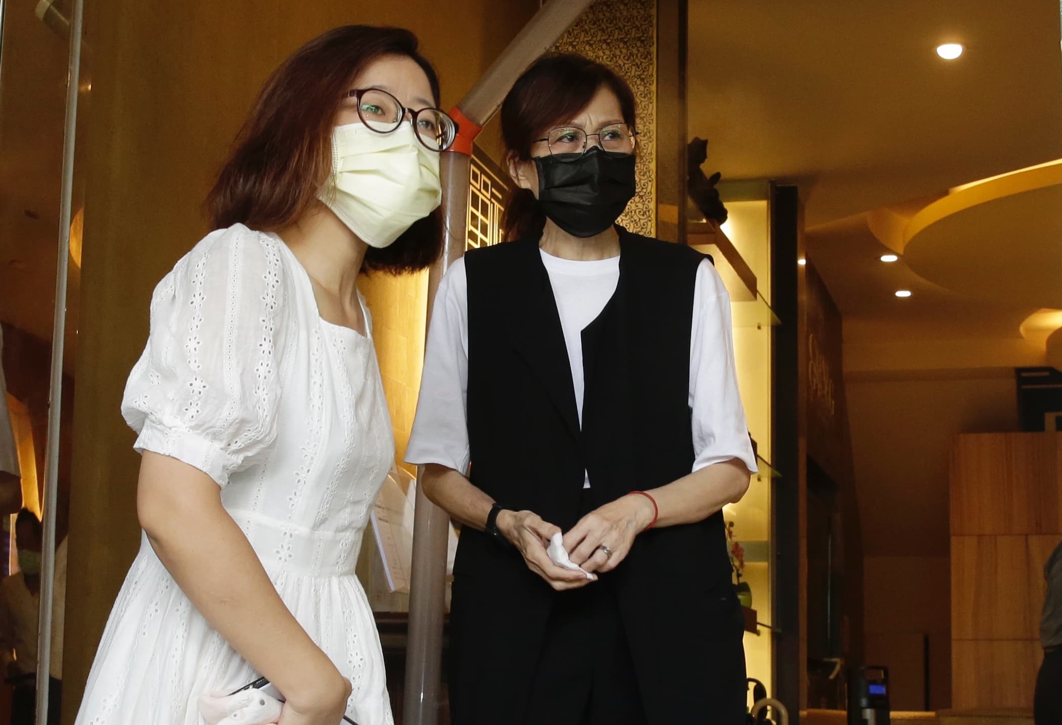 李行的女兒李顯順（右）表示，至今母親仍不知父親已過世的消息。