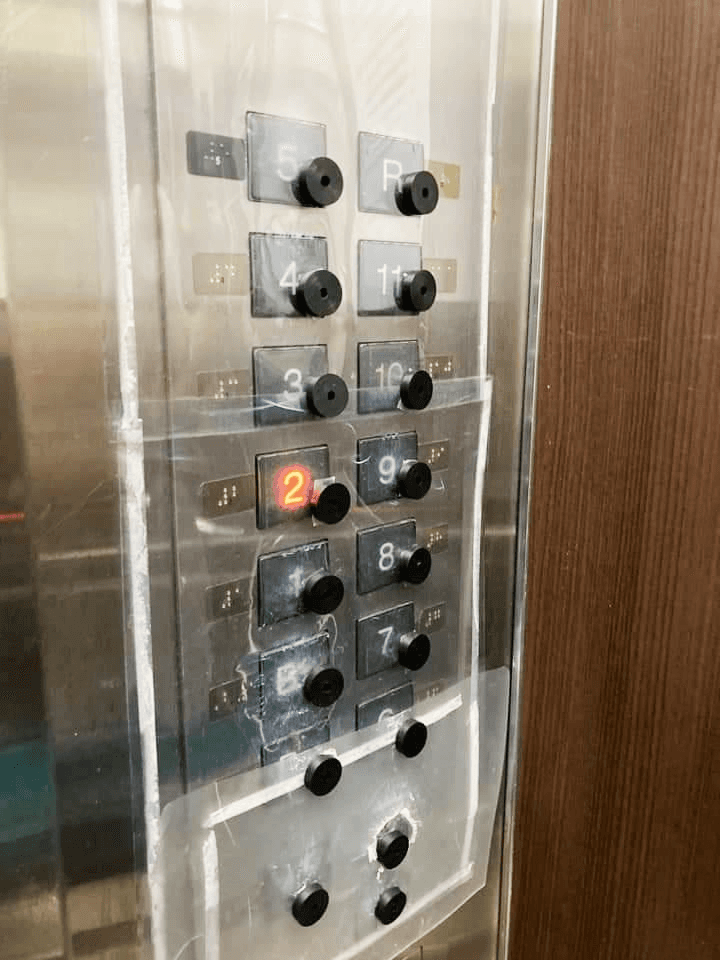 疫情期間許多人習慣用物品戳電梯按鍵，為了保護按鍵，有網友分享社區管委會特地在保護貼外黏上橡膠墊。（翻攝自爆怨2公社）