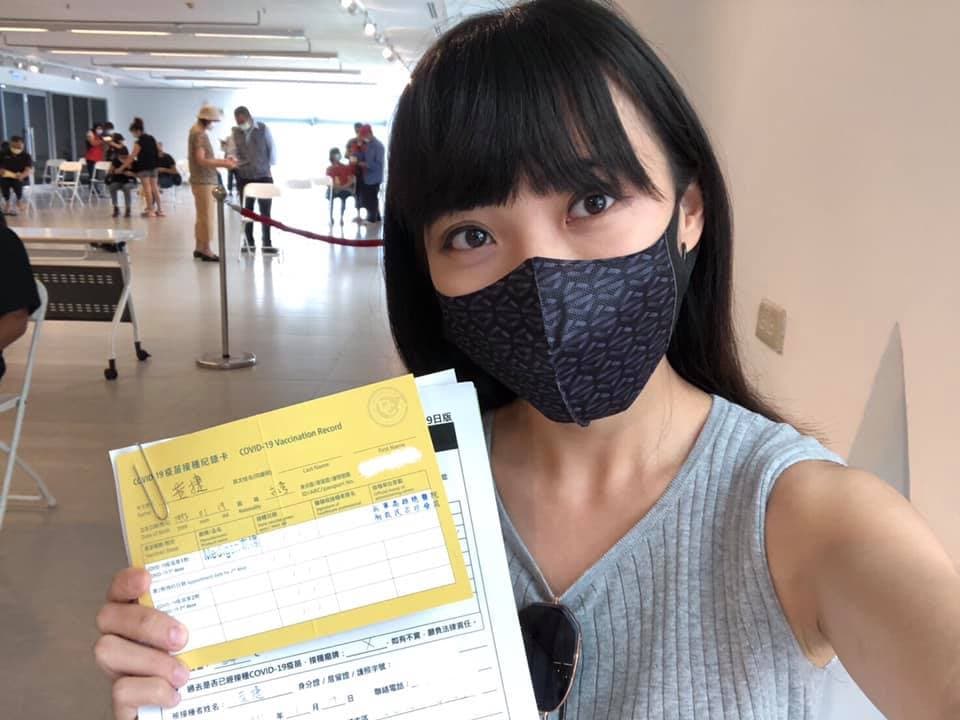 高雄市議員黃捷鼓勵大家踴躍接種疫苗，並號召大家一起秀出接種後的照片。（翻攝自黃捷臉書）