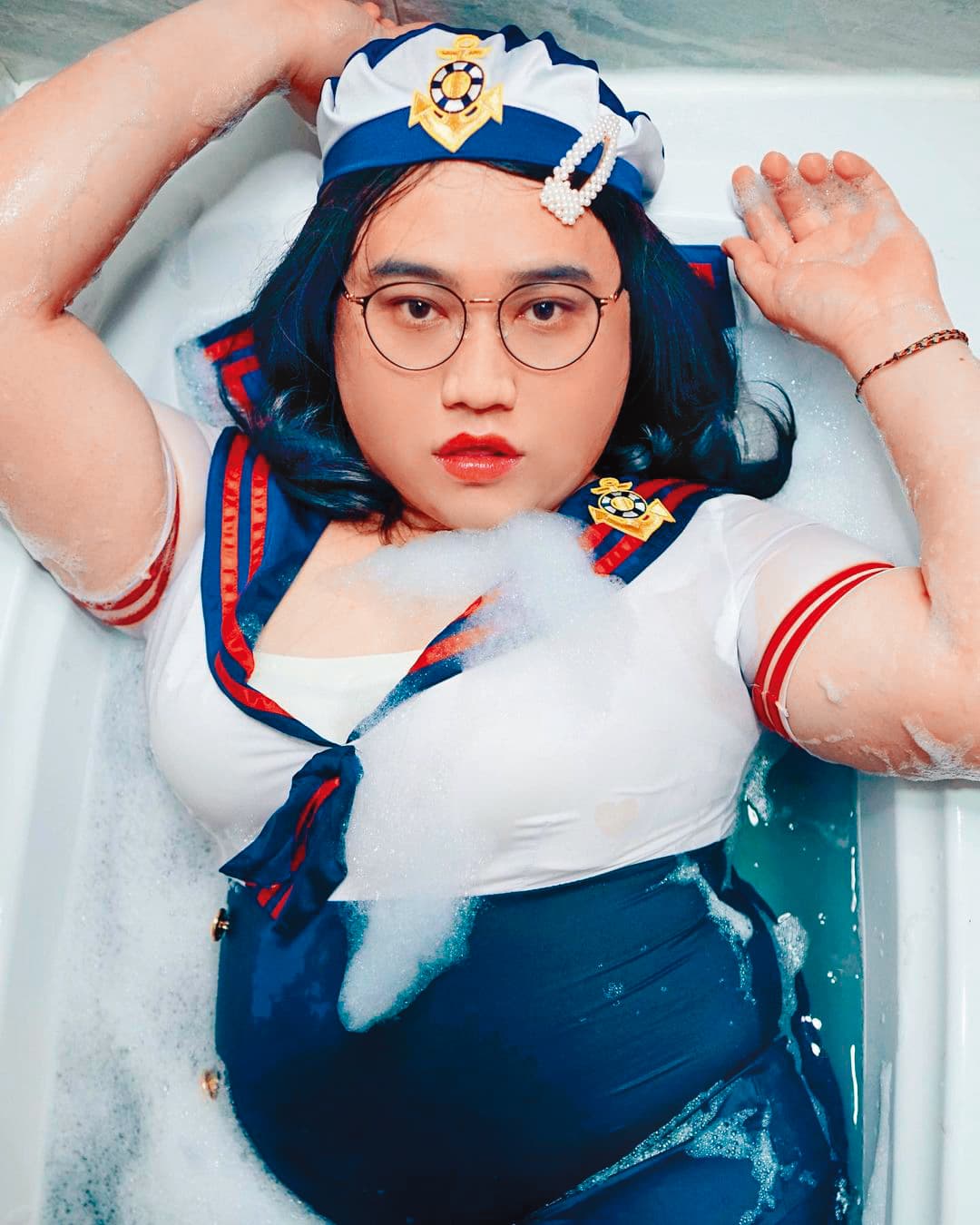 黃小愛以女裝的「Cindy老師」拍攝趣味影片。（翻攝自littlelove_2黃小愛 IG）