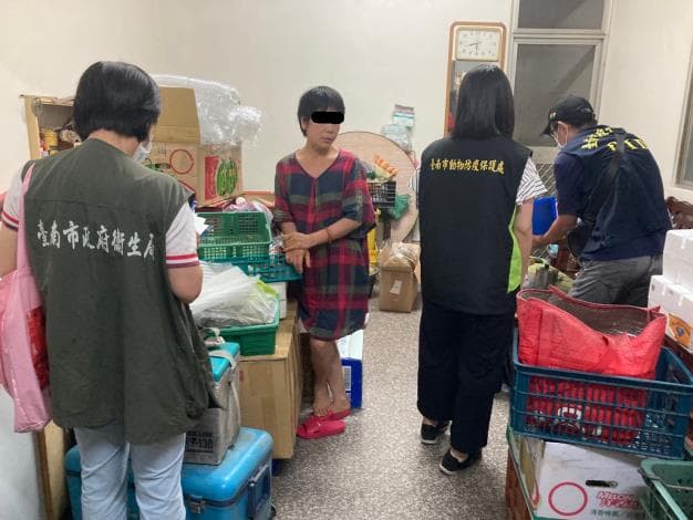 台南市衛生局稽查市內逾百處，揪出2案違法豬肉製品。（台南市動保處提供）