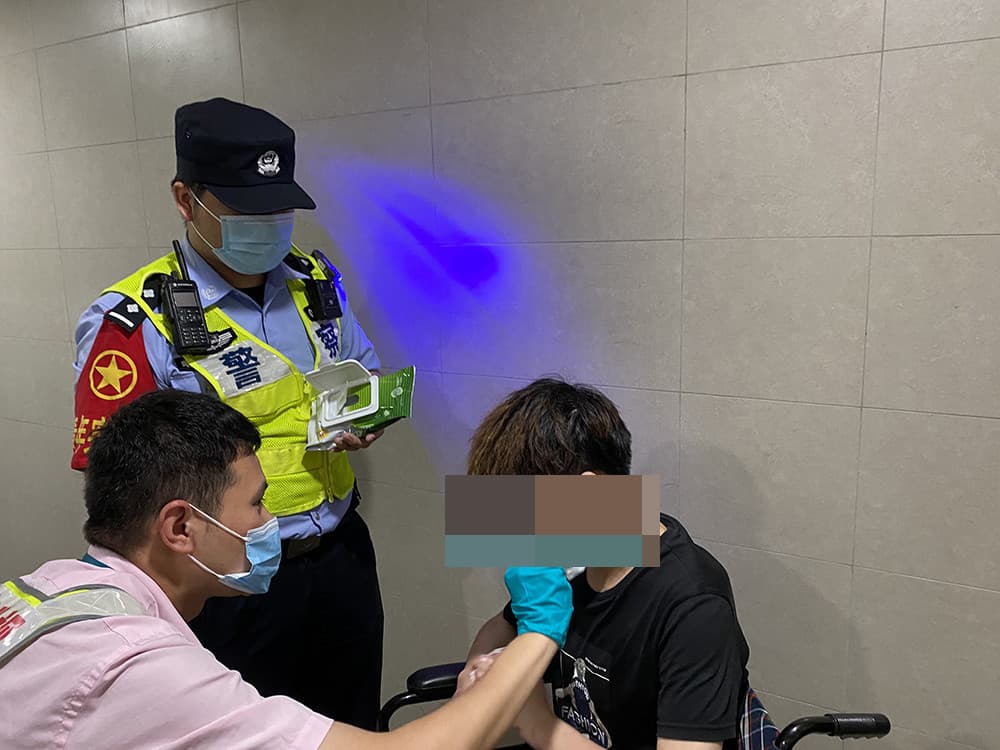 站務人員先替男子進行簡單的包紮。（翻攝搜狐）