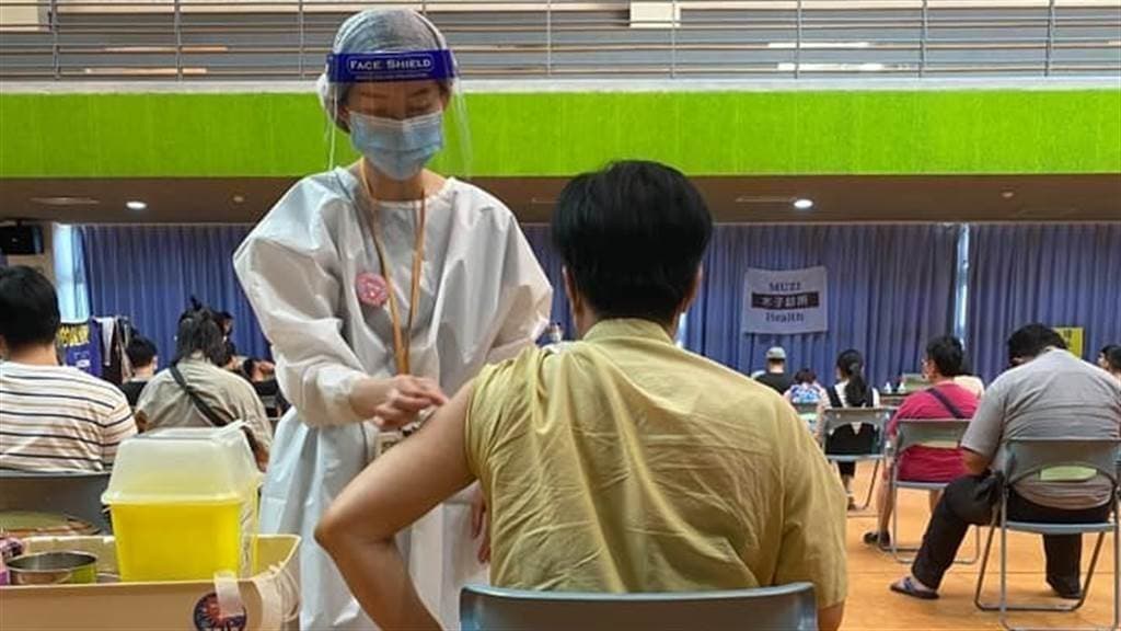 有慢性病史的陸姓作家接種高端後疫苗後死亡，預計今日進行司法相驗。（翻攝自陸姓作家臉書）