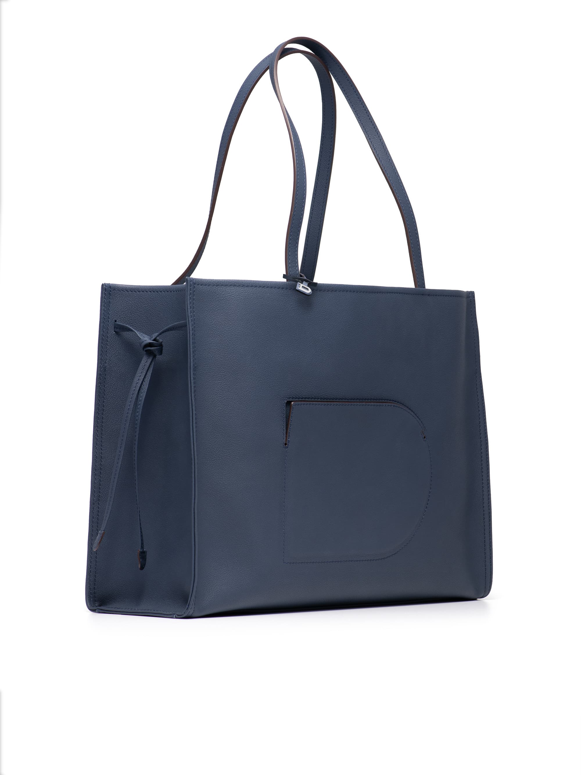 暗夜藍D Tote手提包。NT$67,300（美之心提供）
