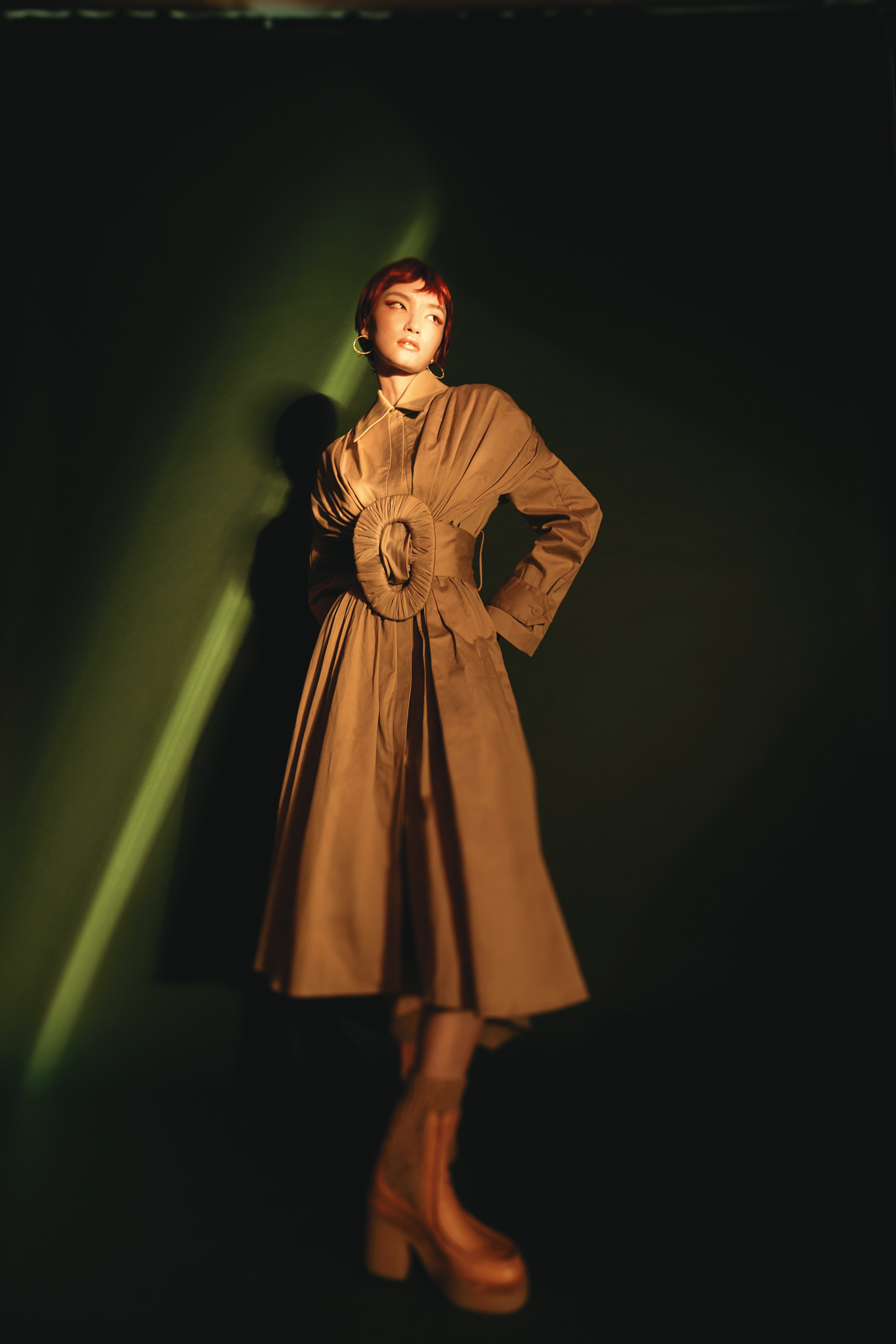 棉質帶釦風衣 價格店洽by LOEWE；Jamie棕色羊毛拼接短靴 NT$42,300 by Chloé；Classic Hoop耳環 NT$2,880 by whatever whatever。