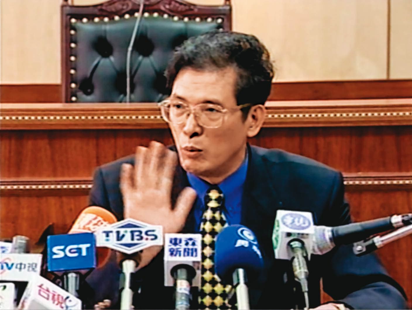 前苗栗縣議會議長陳添松開記者會說明案發經過。（東森新聞提供）