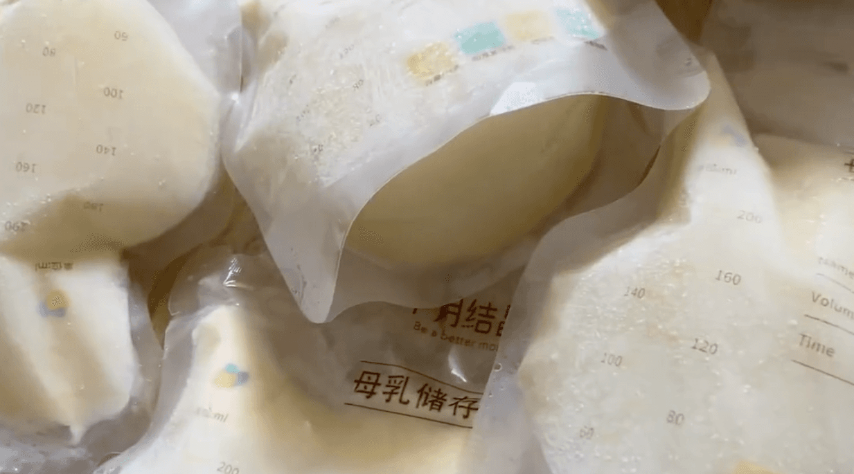 透過快遞寄送的冷凍母乳。（翻攝自微博）