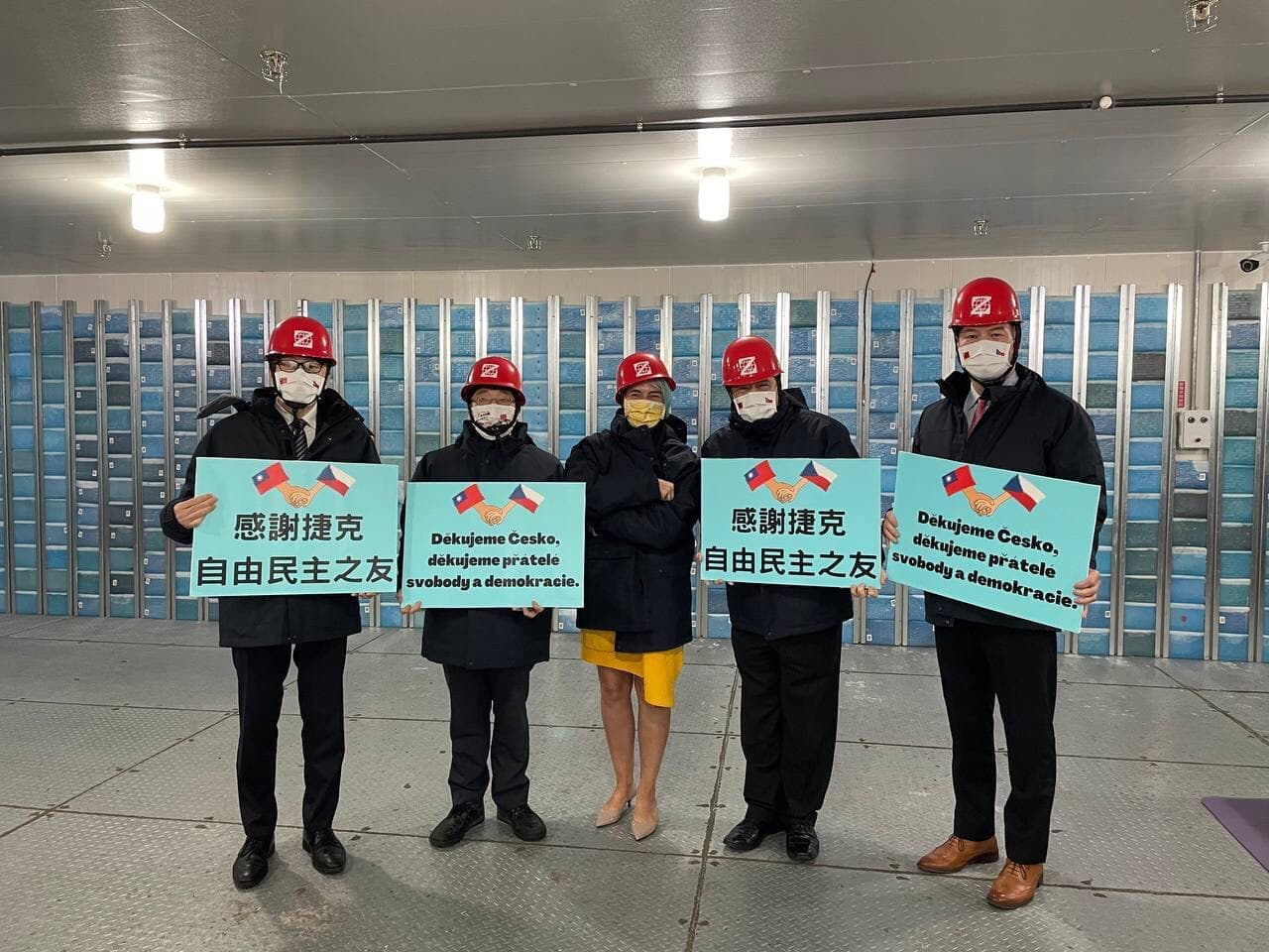 台灣的人員與捷克駐台代理代表唐迪（中）在零下20度的冷鏈儲存庫合影。（翻攝自外交部官網）