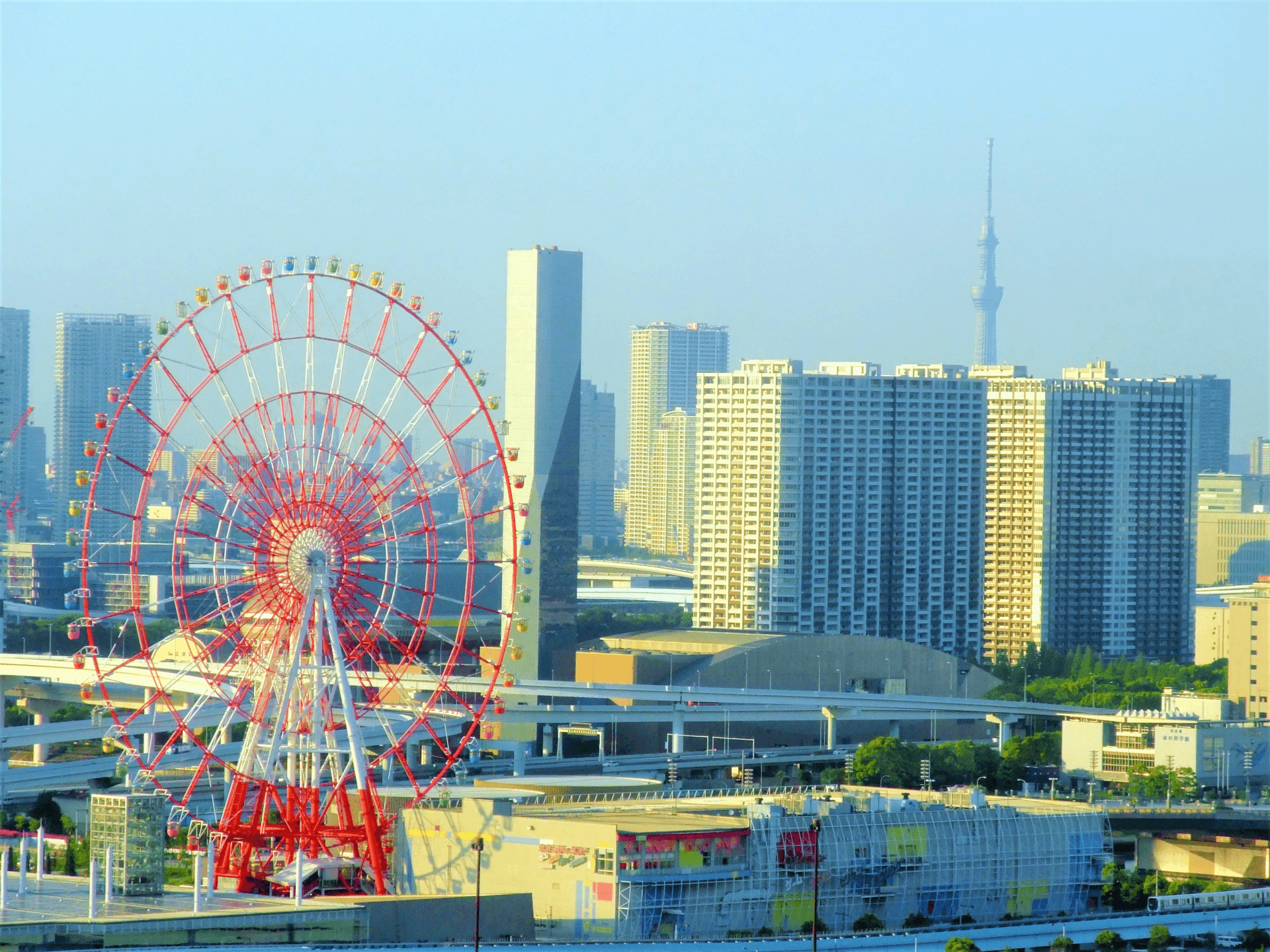 台場的《Palette Town》擁有許多觀光客必訪的人氣景點，除了摩天輪外，也有購物中心「維納斯城堡（Venus Fort）」以及常舉辦演唱會的「Zepp Tokyo」。（圖片來源photoAC）