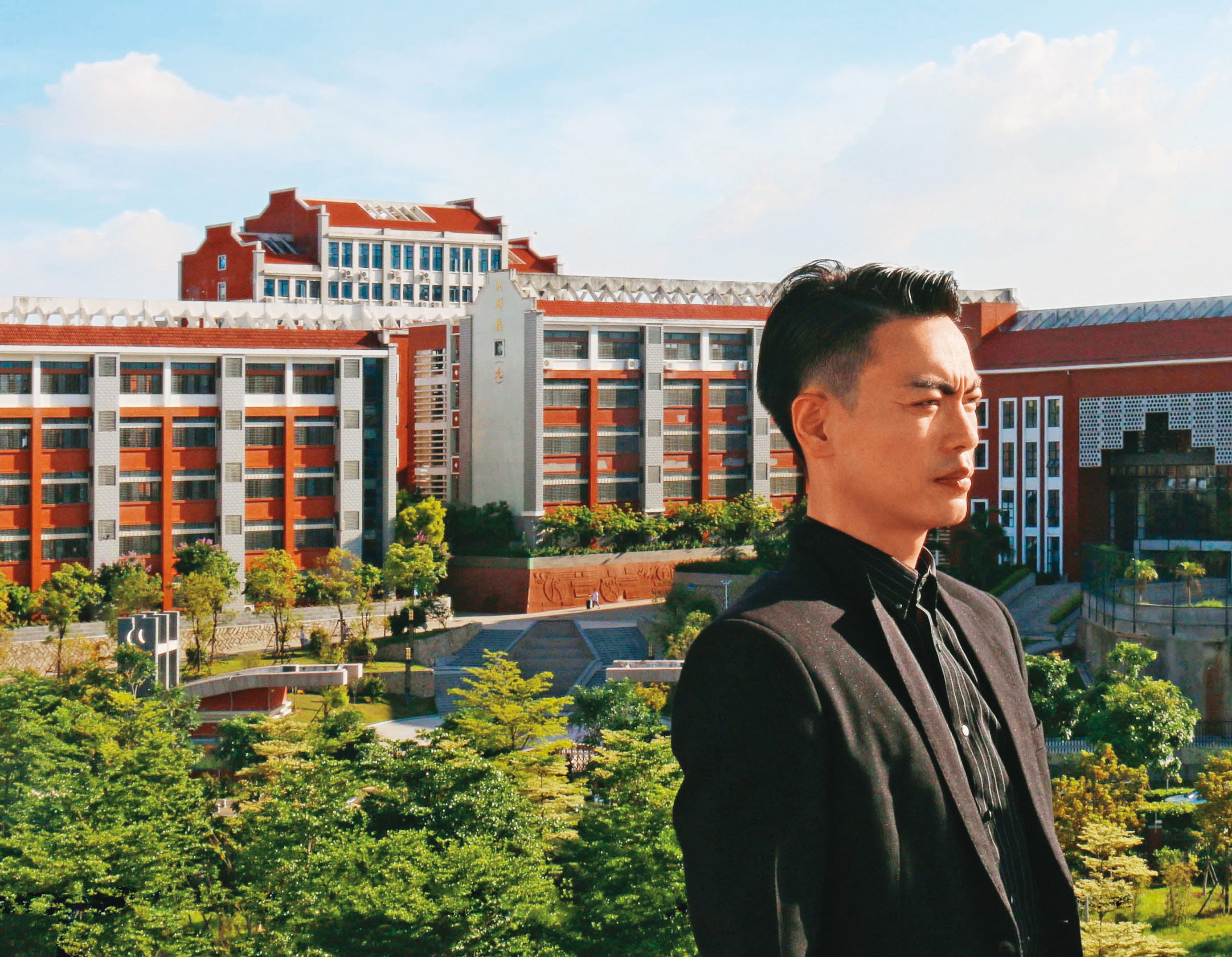 鍾全斌受邀至廈門醫學院基礎醫學部，教導醫學院大一新生人體形態素描。（鍾全斌提供）