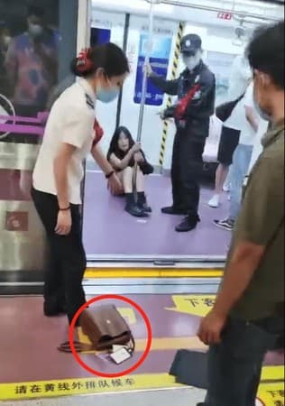 女子物品散落在車廂地面。（翻攝自畫面）