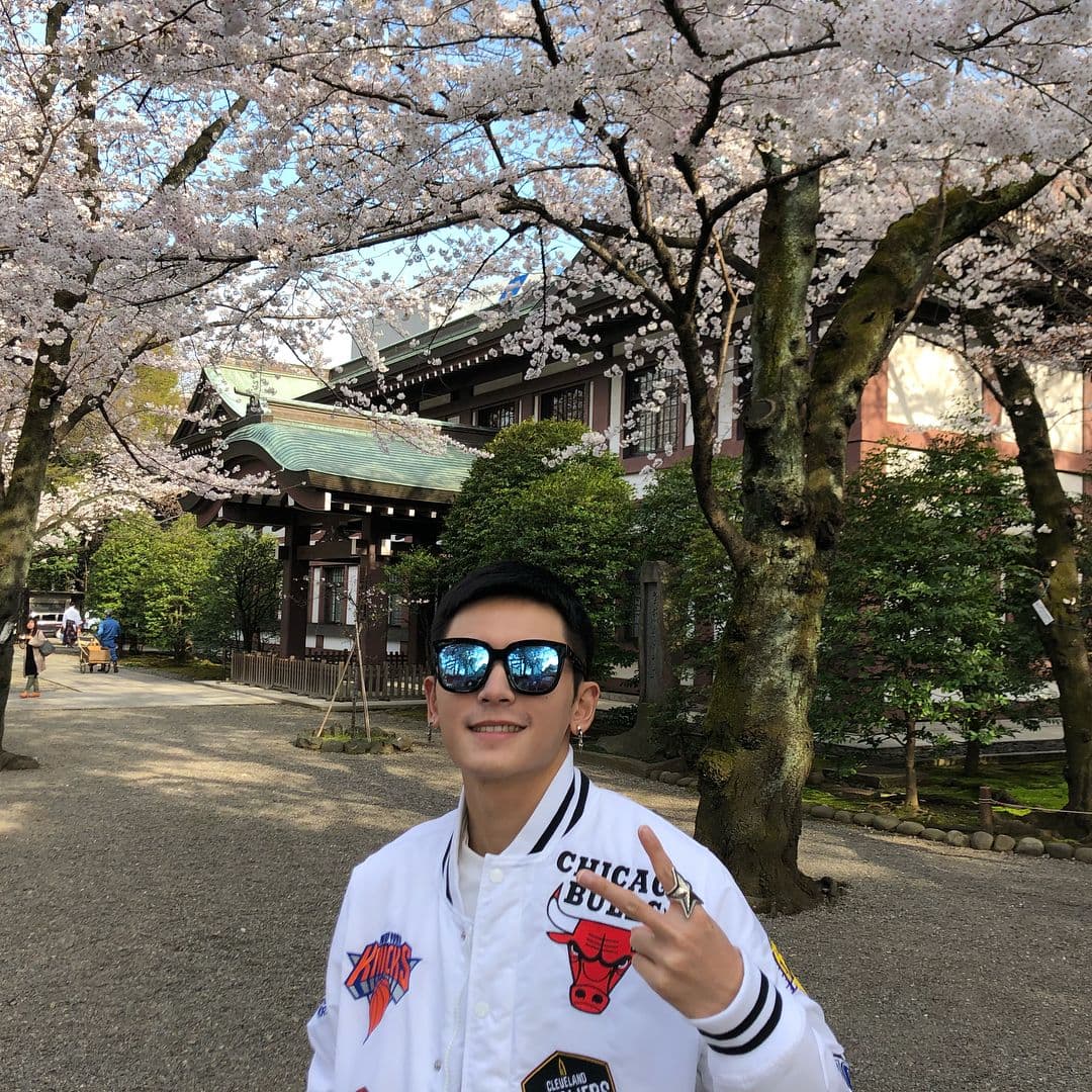 張哲瀚在日本靖國神社拍照，引發軒然大波。（翻攝自張哲瀚微博）