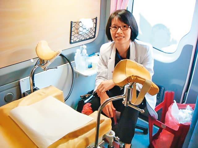 2012年萬美麗曾應邀到署立桃園醫院擔任助產師，協助溫柔生產試辦計畫。（萬美麗提供）