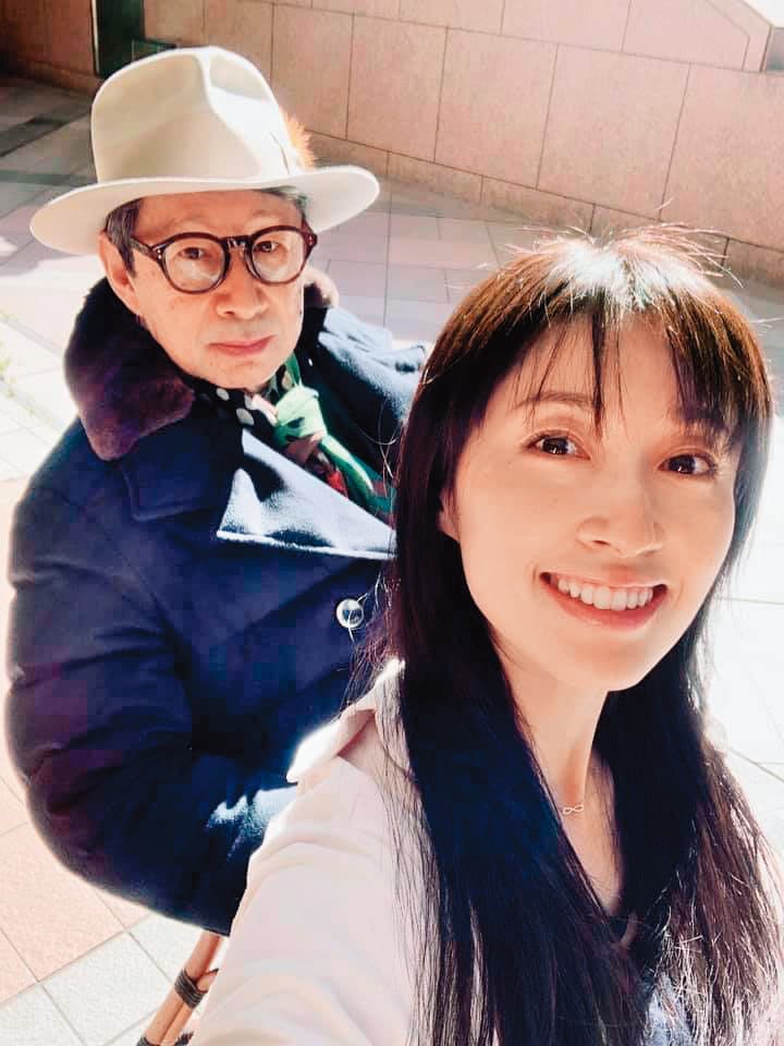 田中千繪（前）的父親田中東尼（後）是國際知名化妝造型師。（翻攝自田中千繪IG）