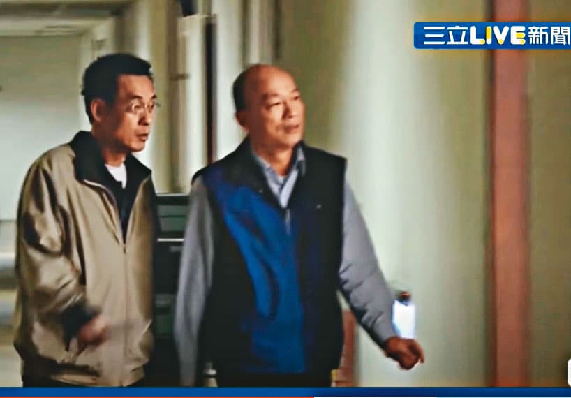 柯文哲近日延攬韓國瑜(右)心腹黃文財(左)擔任民眾黨媒體總監,被解讀是拉攏藍營提前替選舉布局。(翻攝三立新聞)